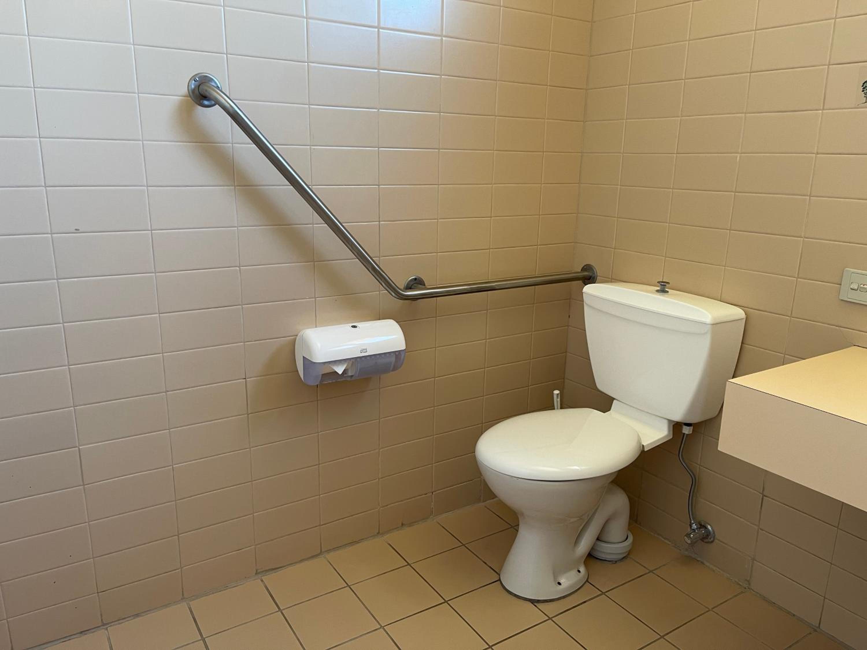 Queen Room - Disability Access photo 2