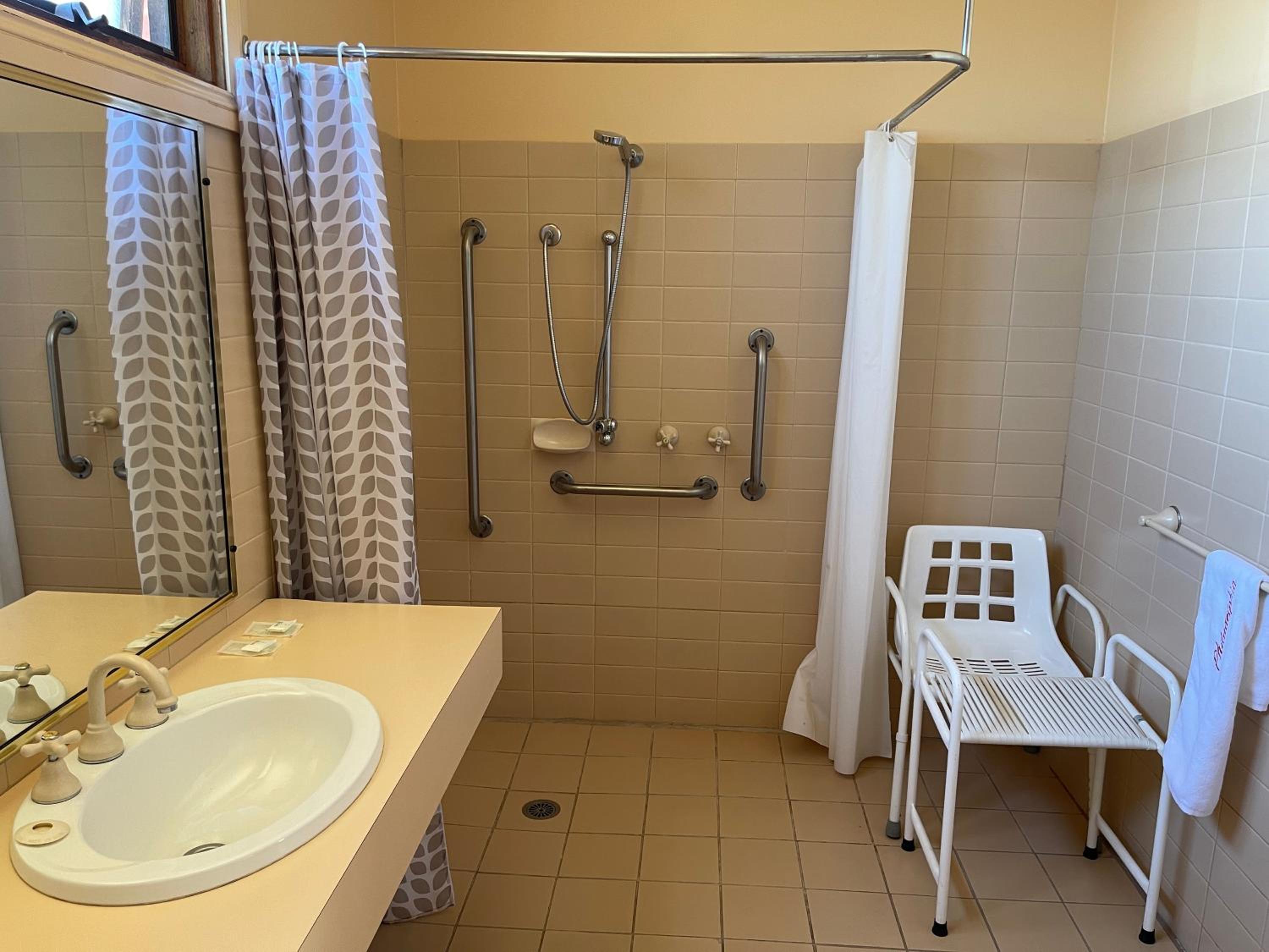 Queen Room - Disability Access photo 3