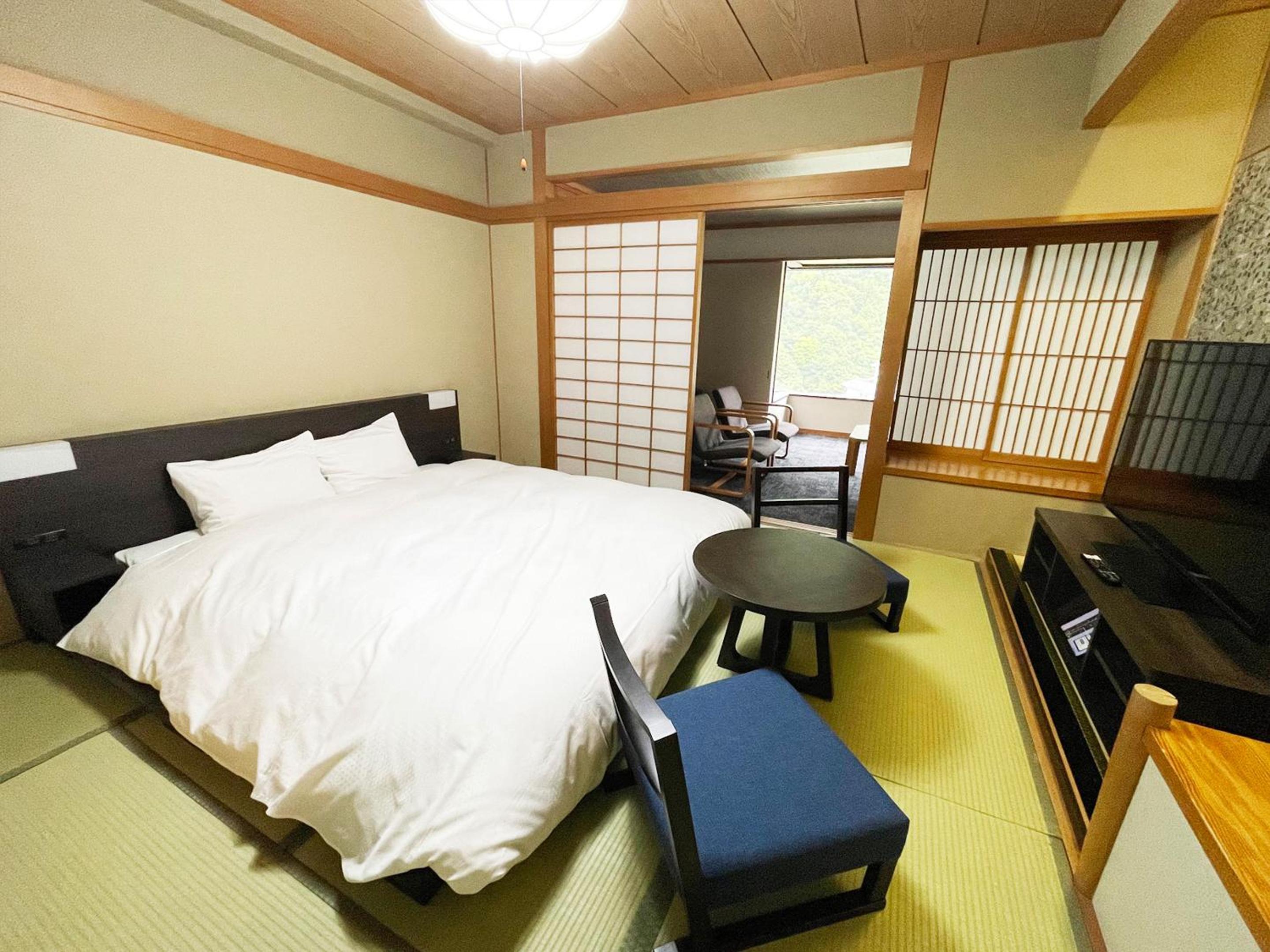 Standard Japanese Style (8 tatami) room with 1 Double Bed