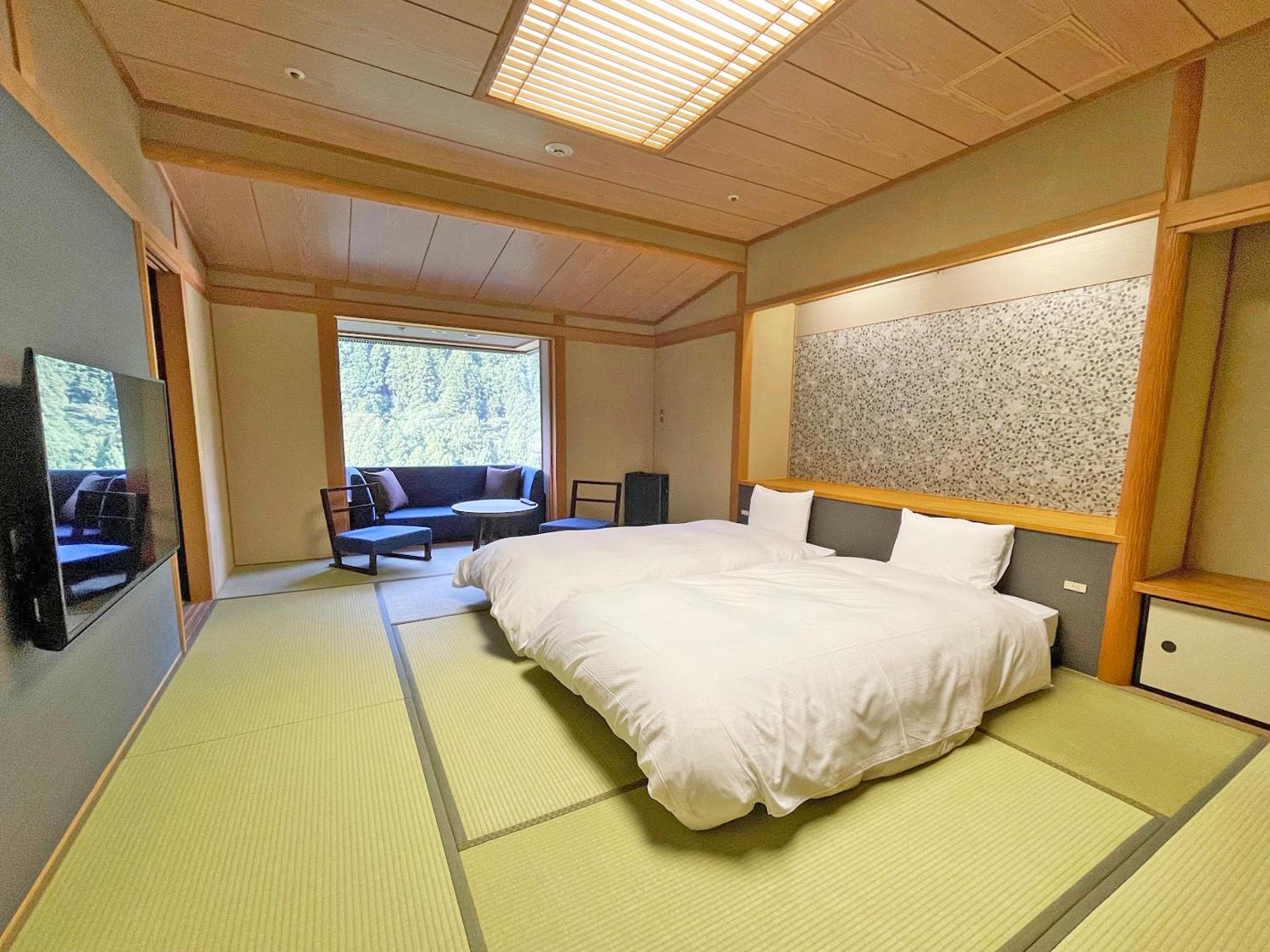 Standard Japanese Style (16.5 tatami) room + Veranda with 2 Single Beds and 2 Futons