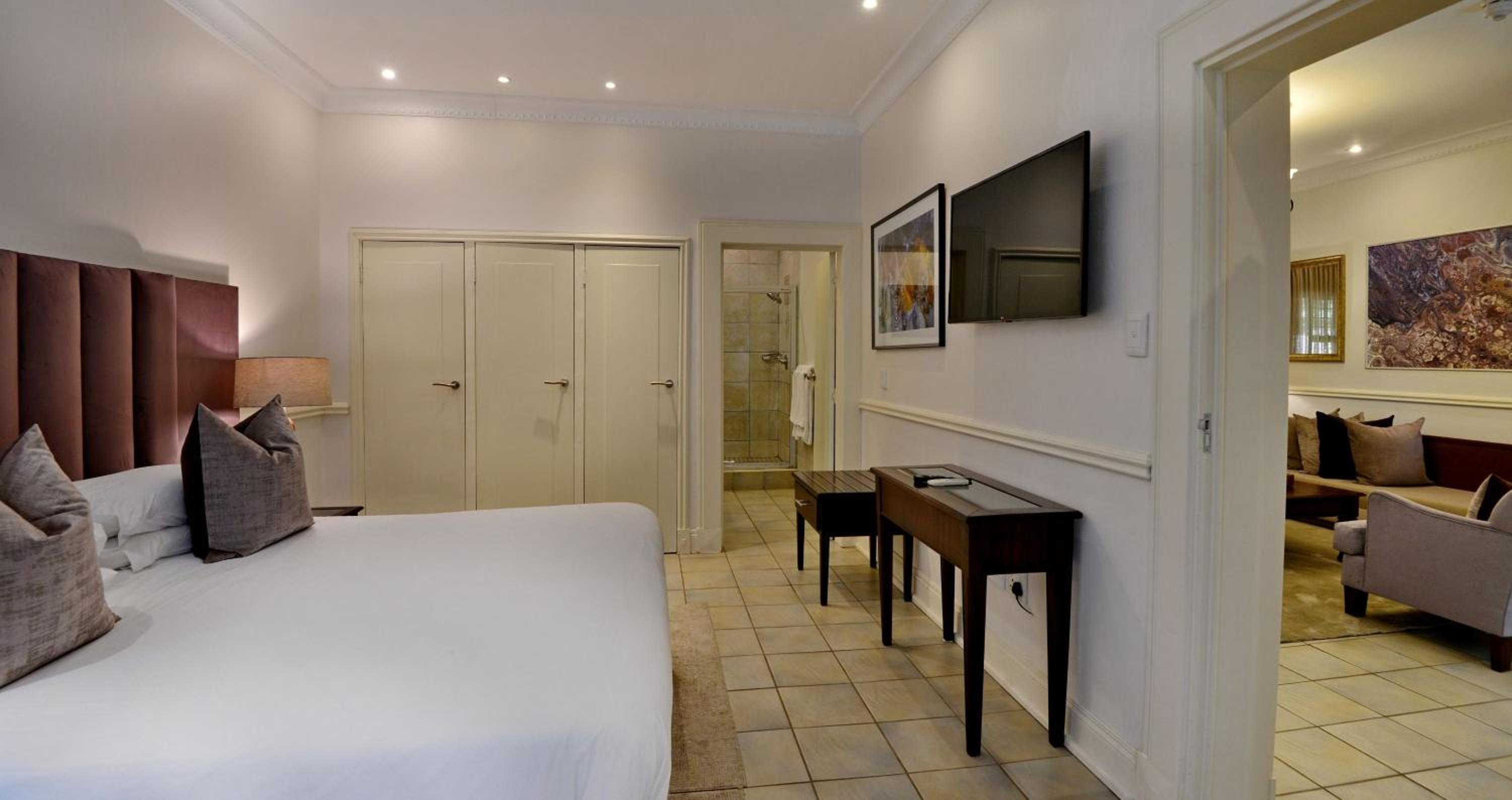 Executive Suite - Photo 5