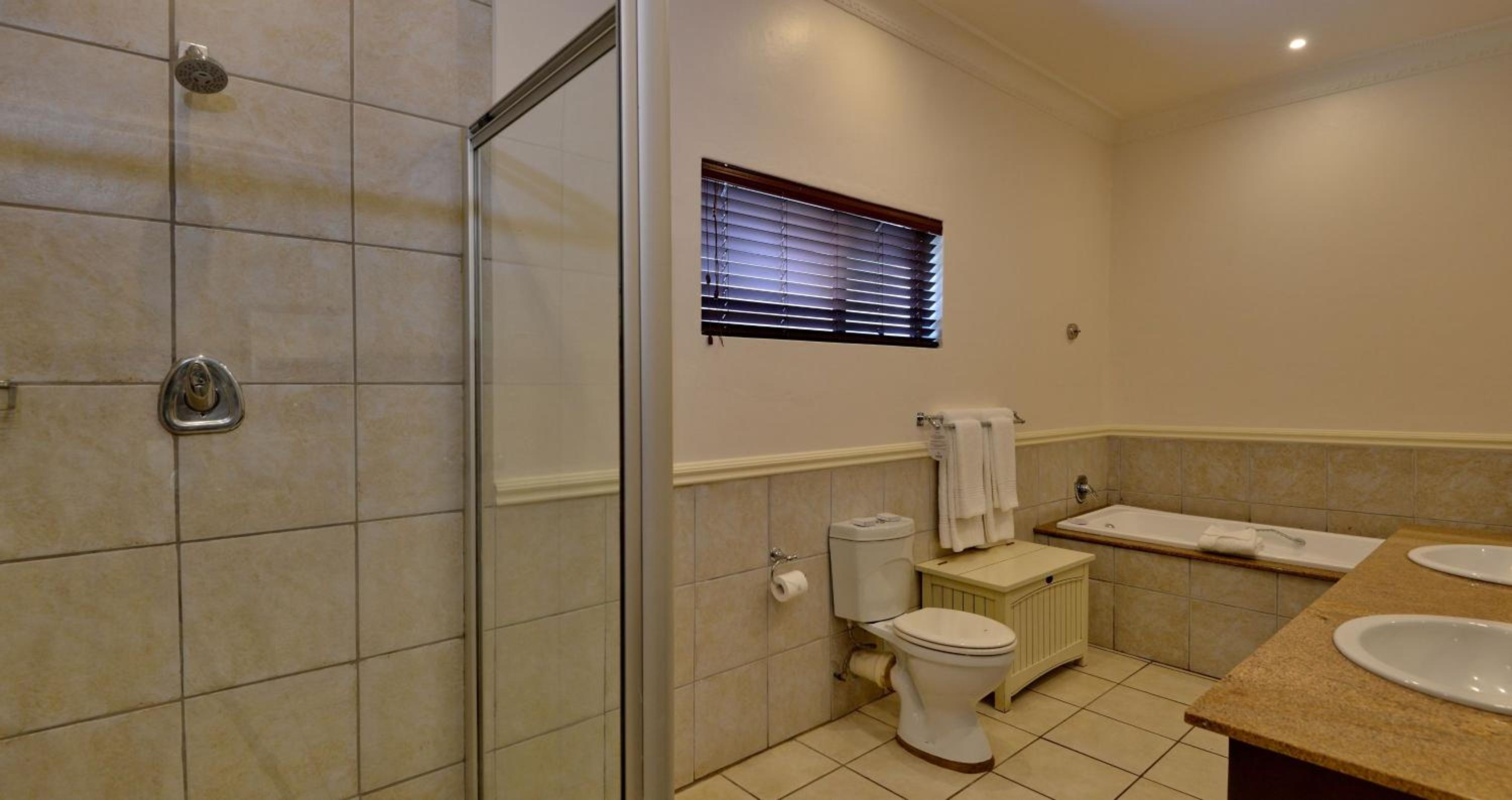 Executive Suite - Photo 9