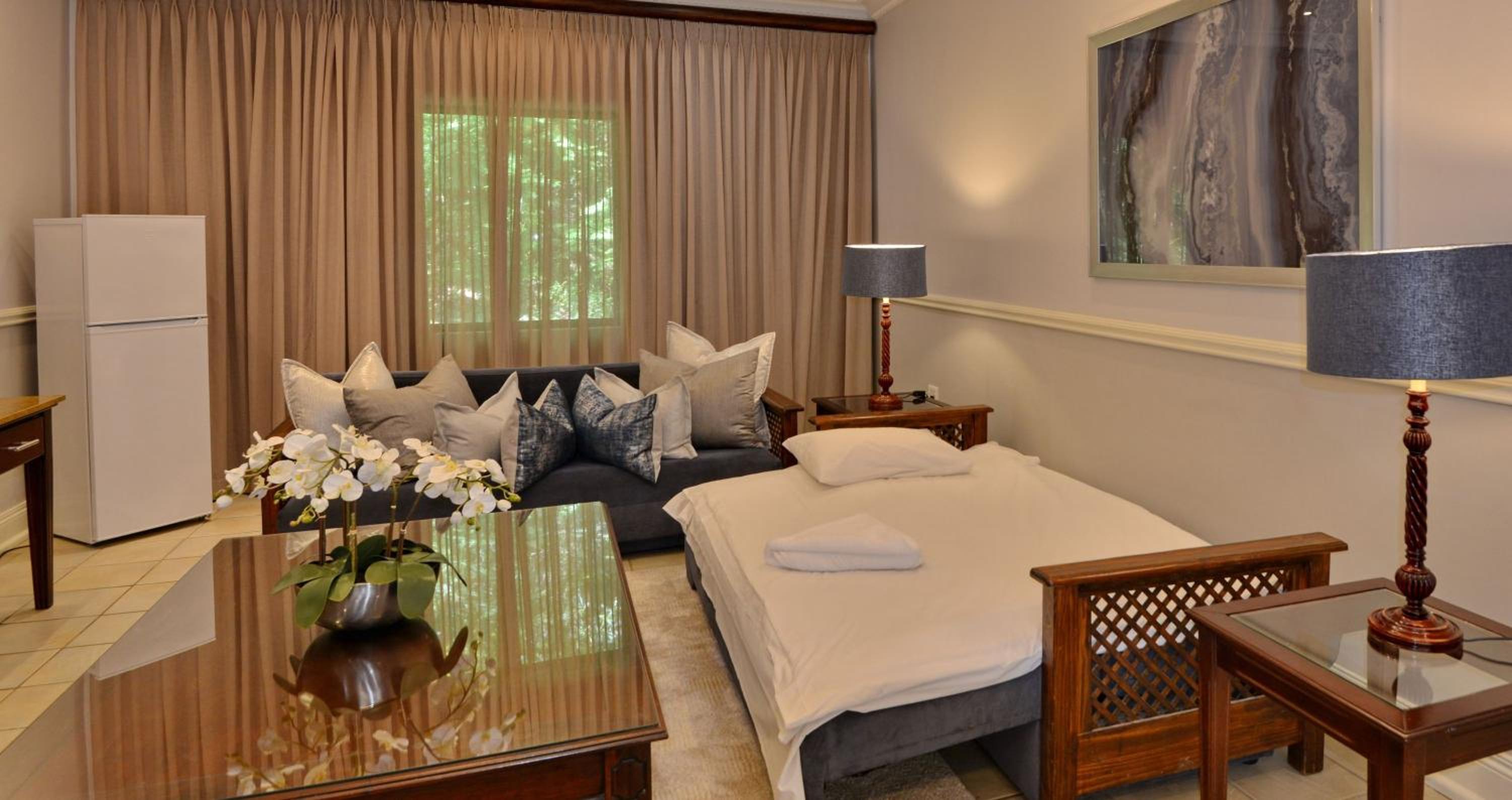Executive Suite - Photo 11