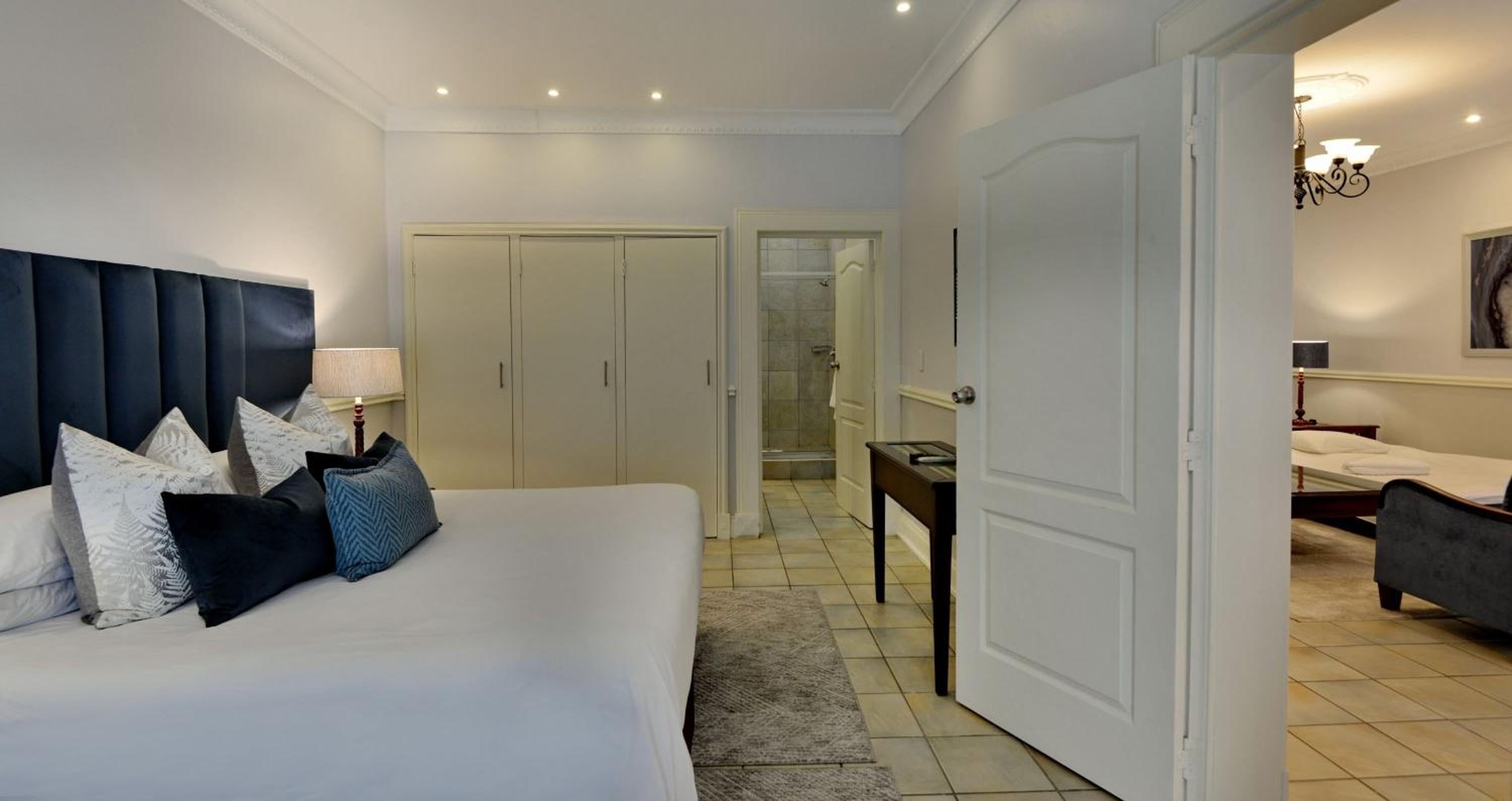 Executive Suite - Photo 13