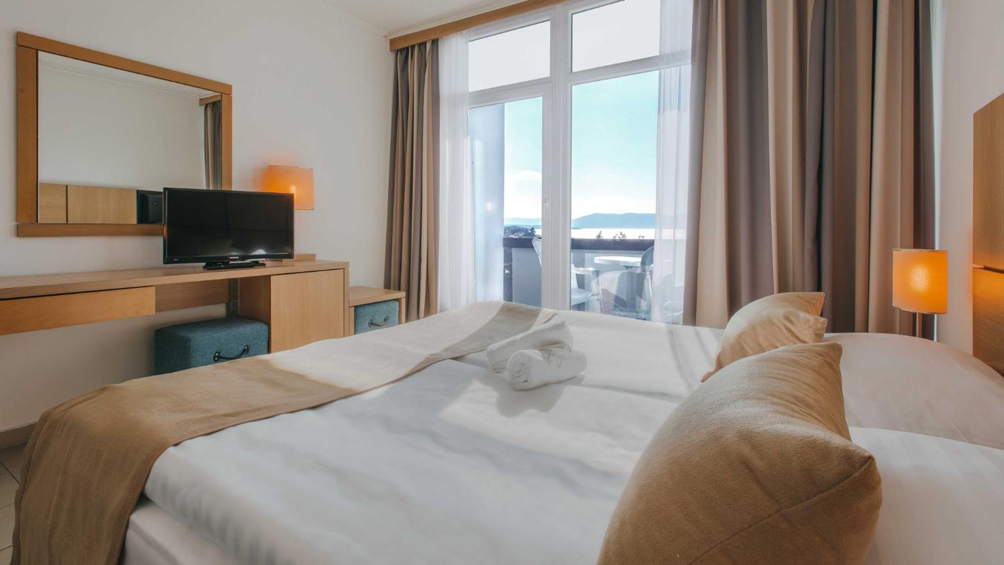 Comfort Double Room with Seaside Balcony - Photo 4
