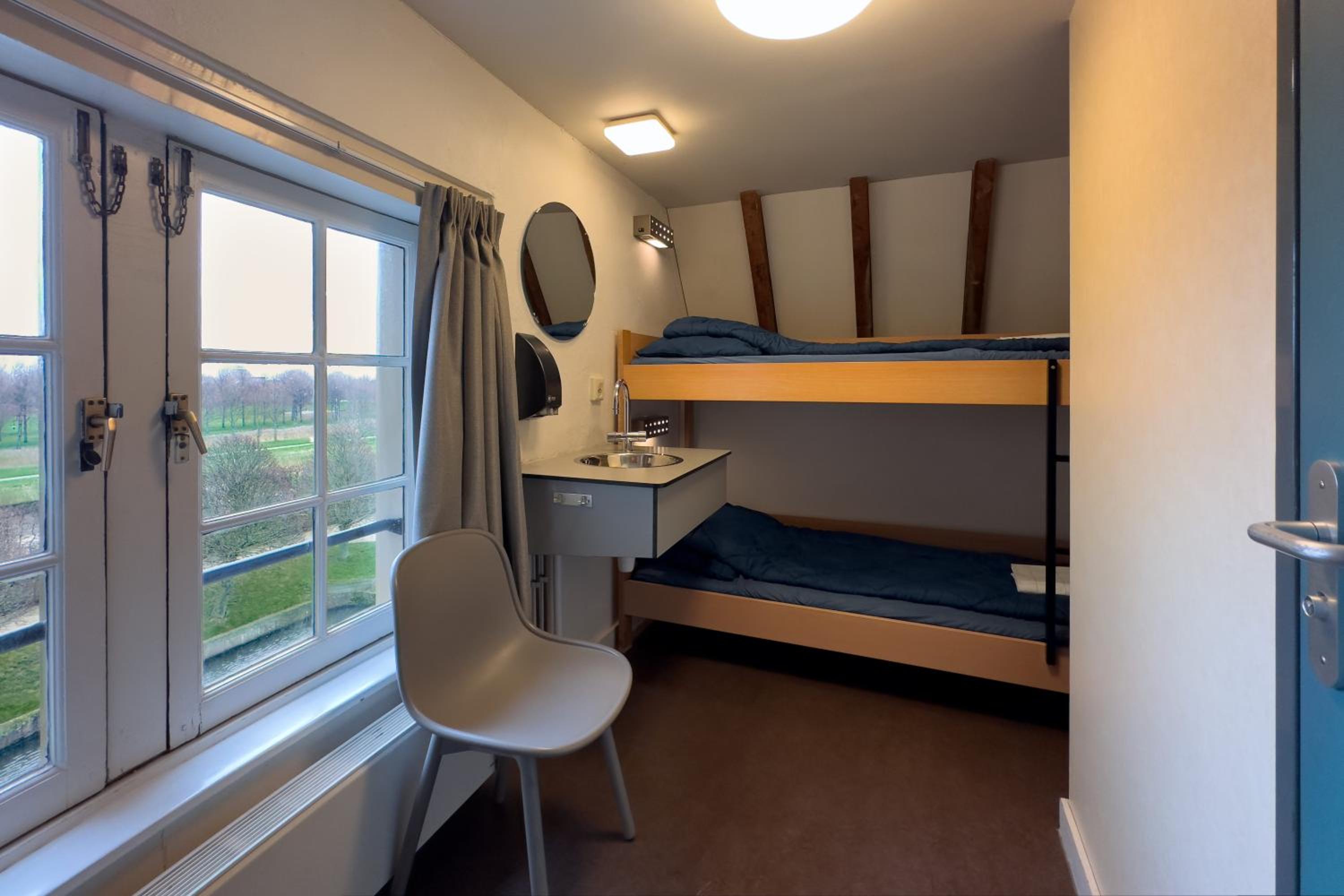 Twin Room with Bunk Beds and Private Bathroom photo 1