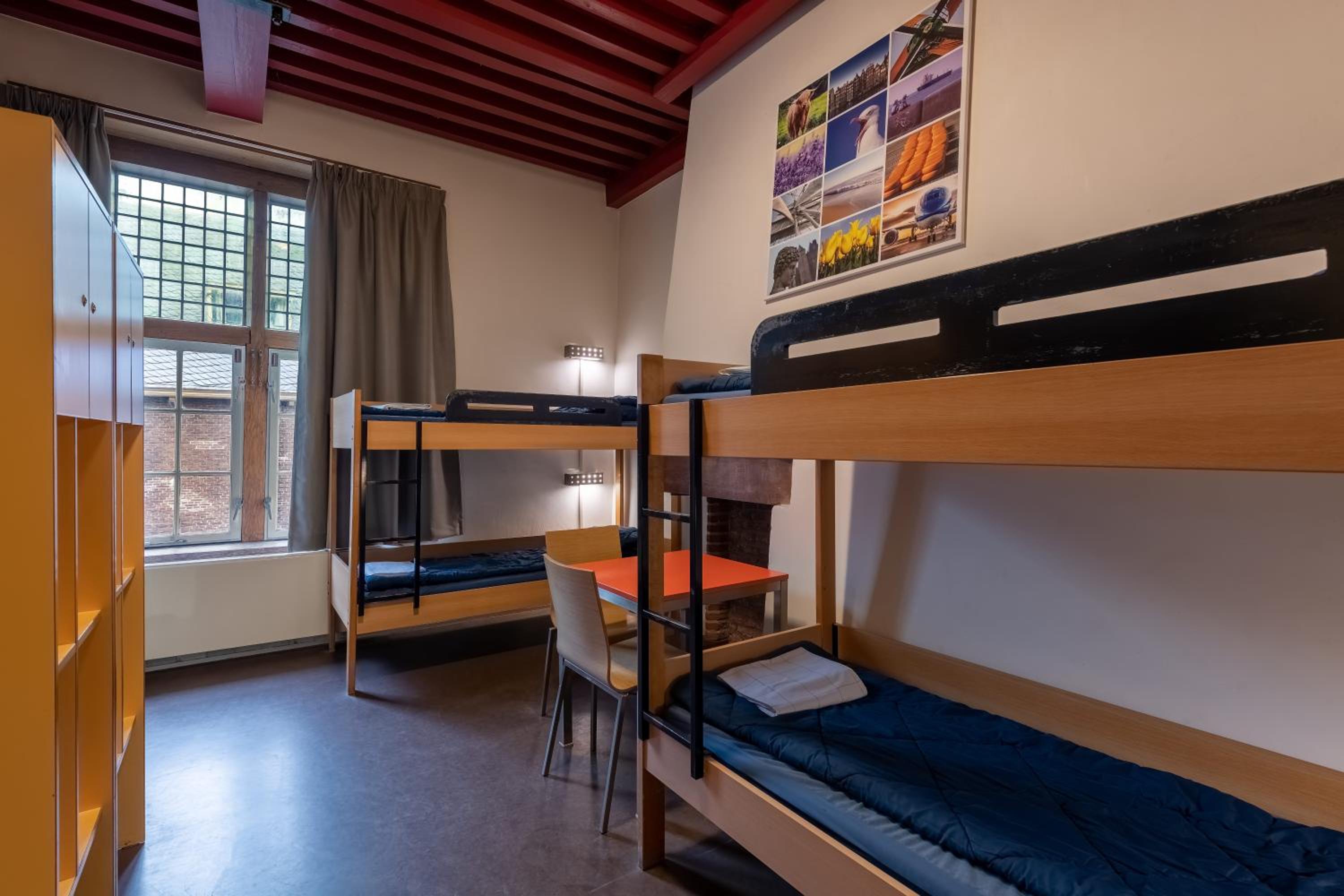 Quadruple Room with Private Bathroom photo 1