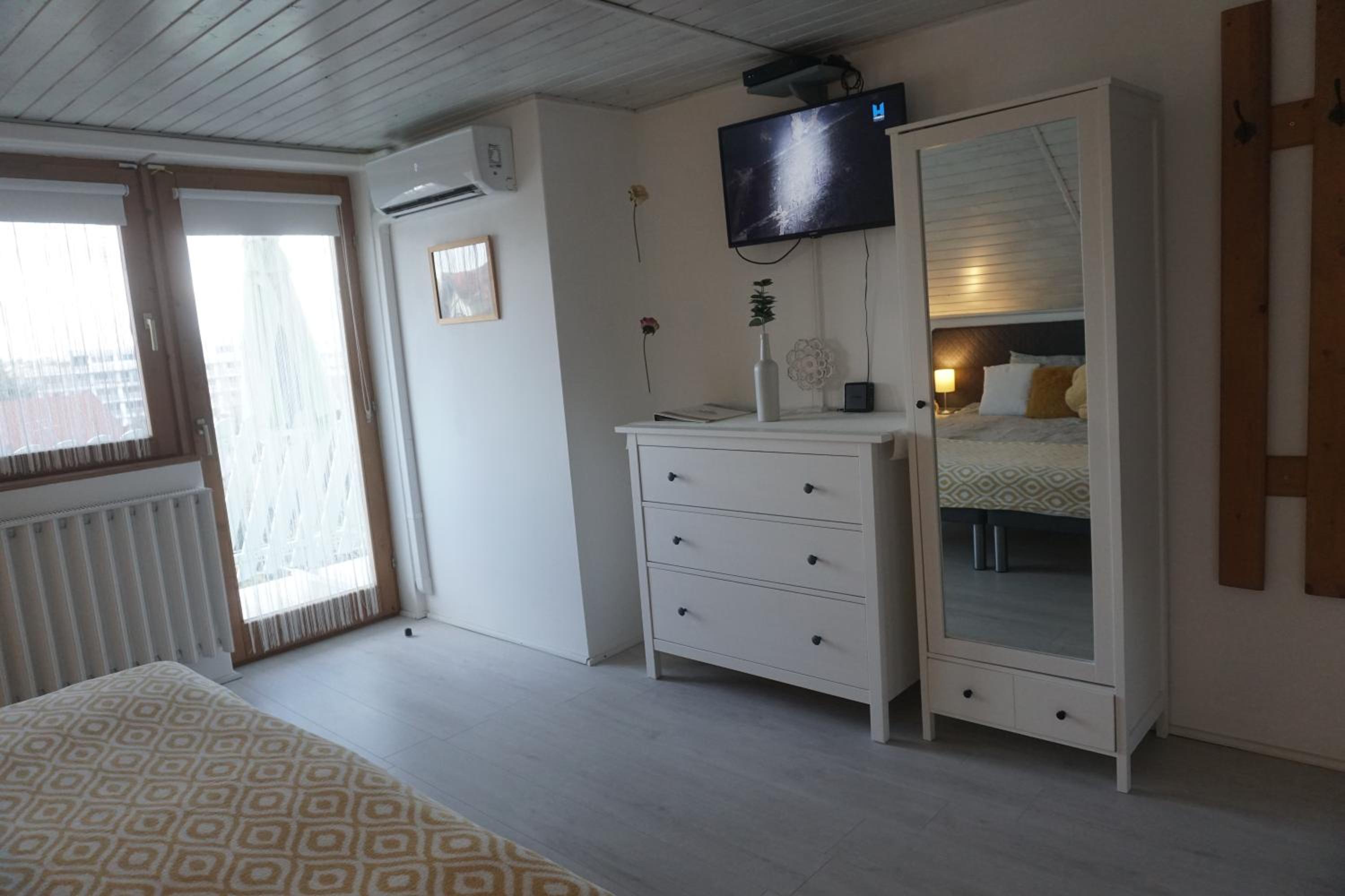 Deluxe Two-Bedroom Apartment with Garden View photo 2