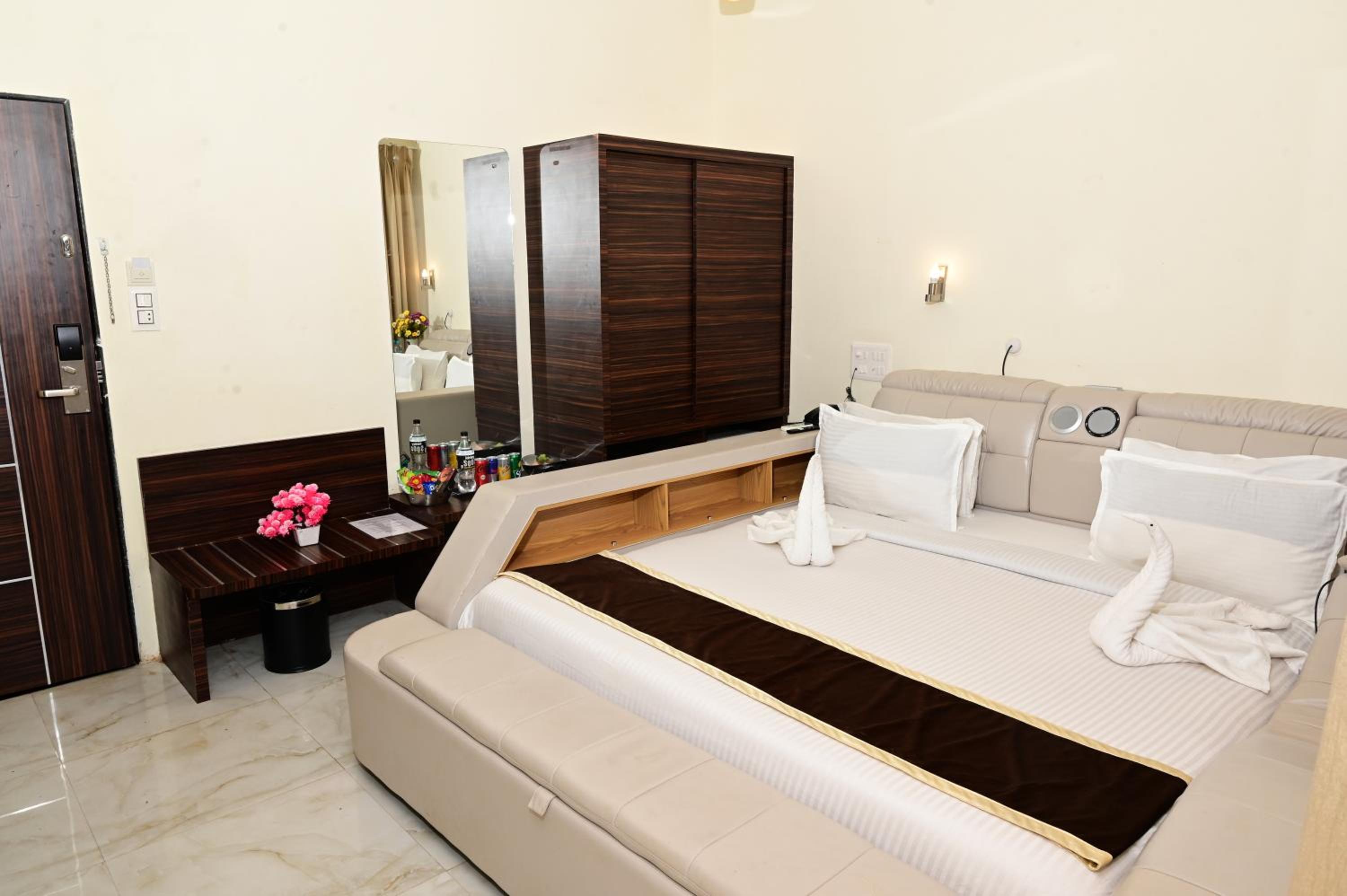 Premium Pool View Room with Balcony & Smart Bed - Photo 3