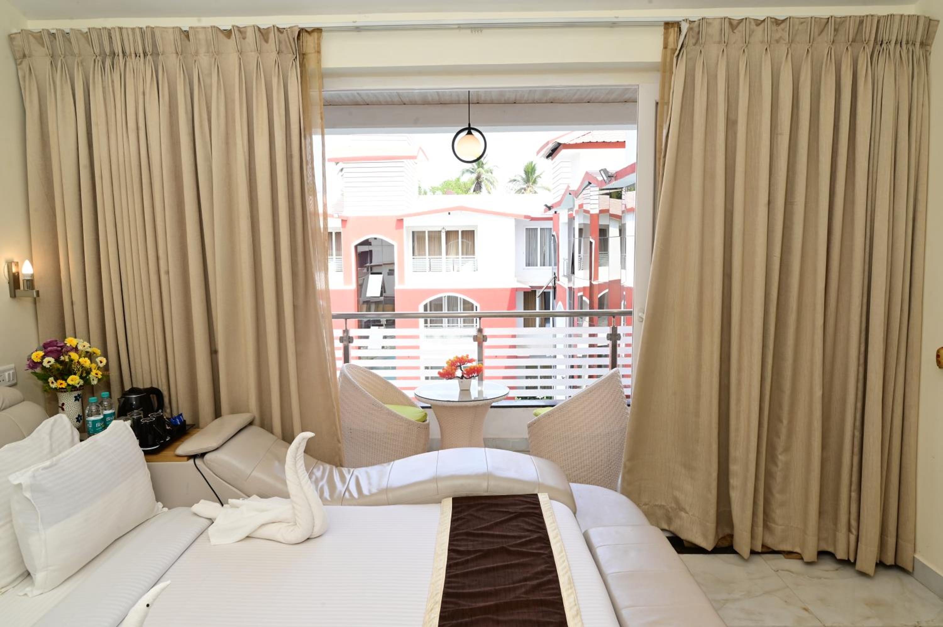 Premium Pool View Room with Balcony & Smart Bed - Photo 2