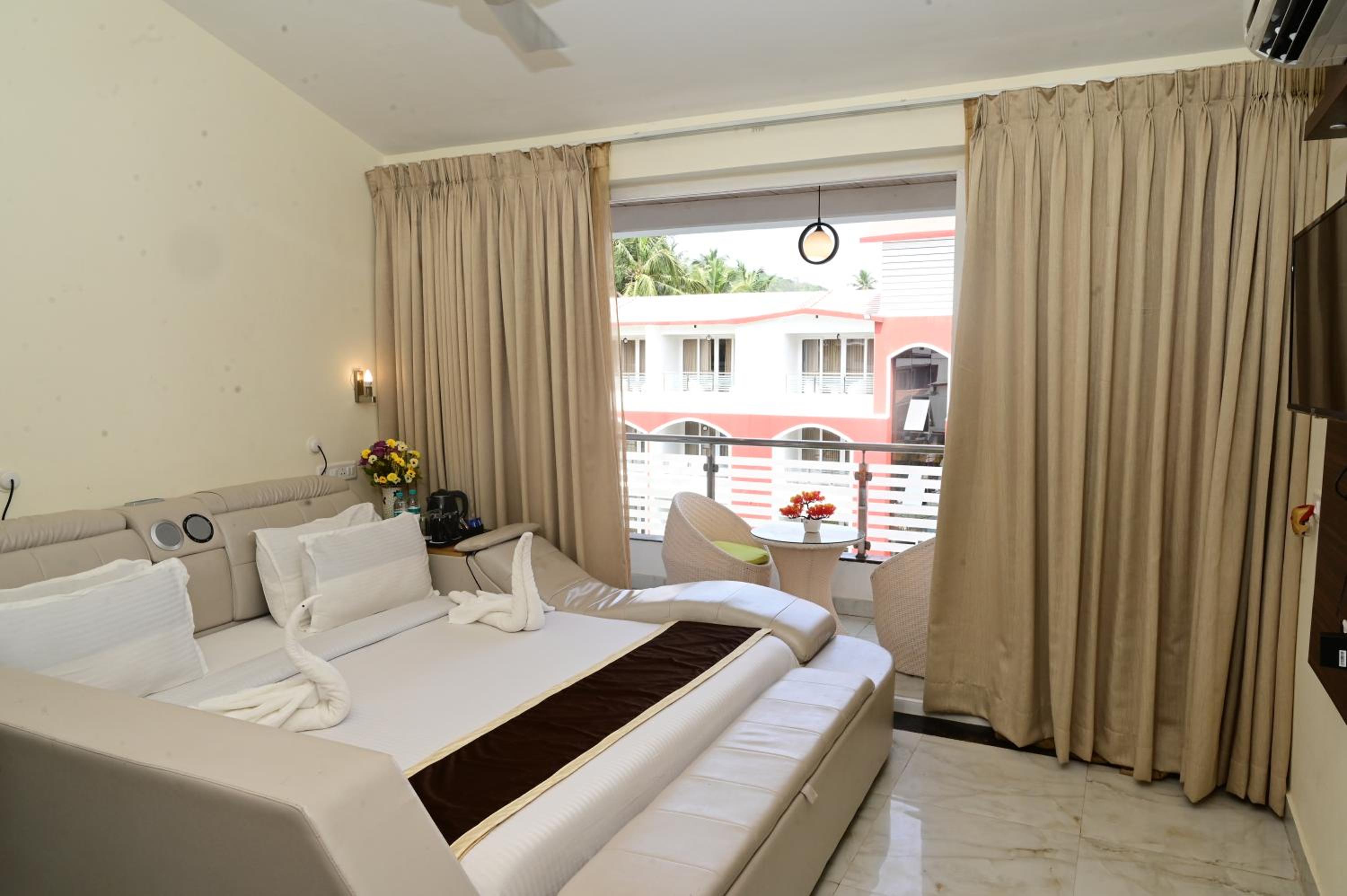 Premium Pool View Room with Balcony & Smart Bed - Photo 1
