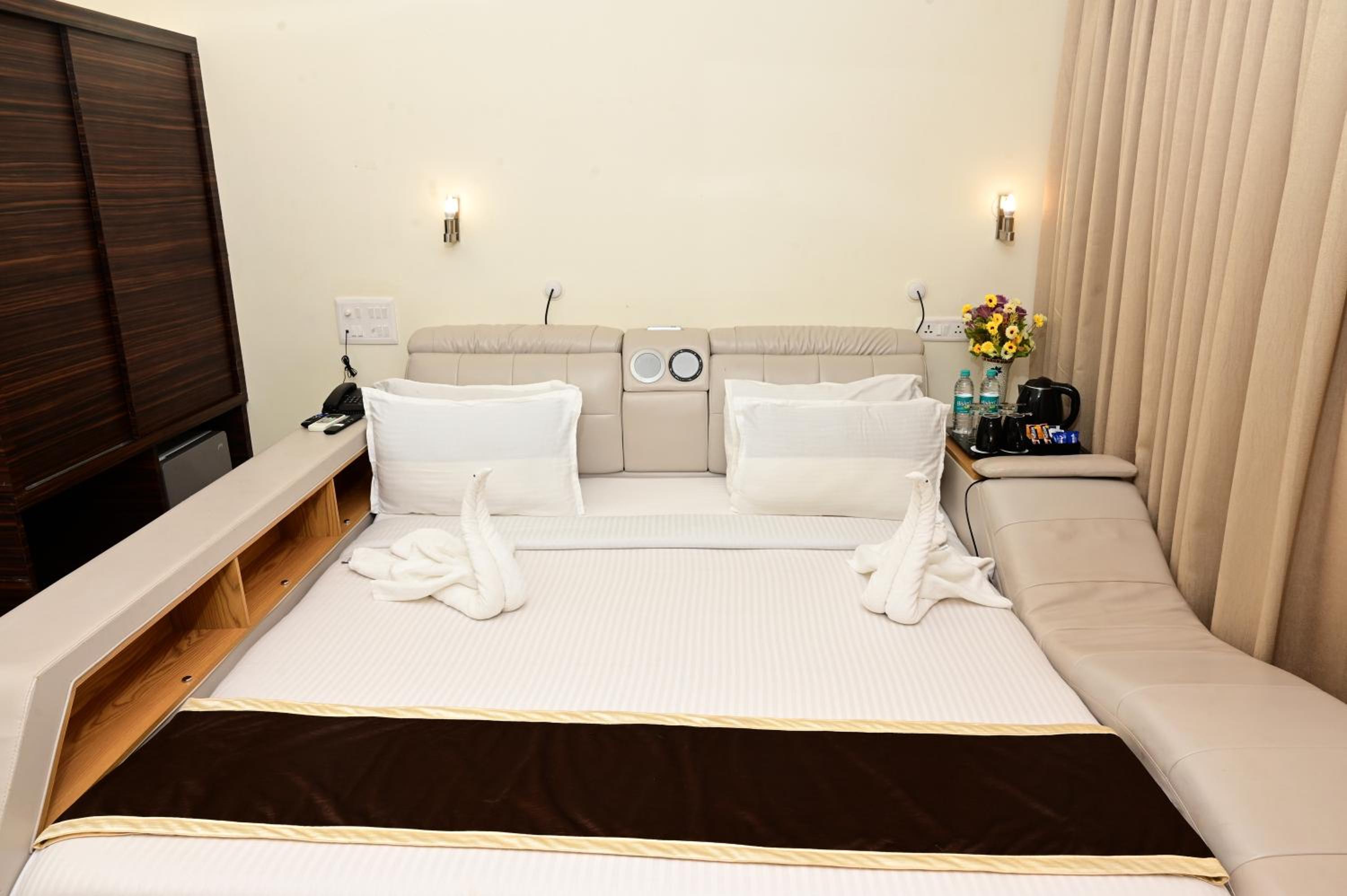 Premium Pool View Room with Balcony & Smart Bed - Photo 5