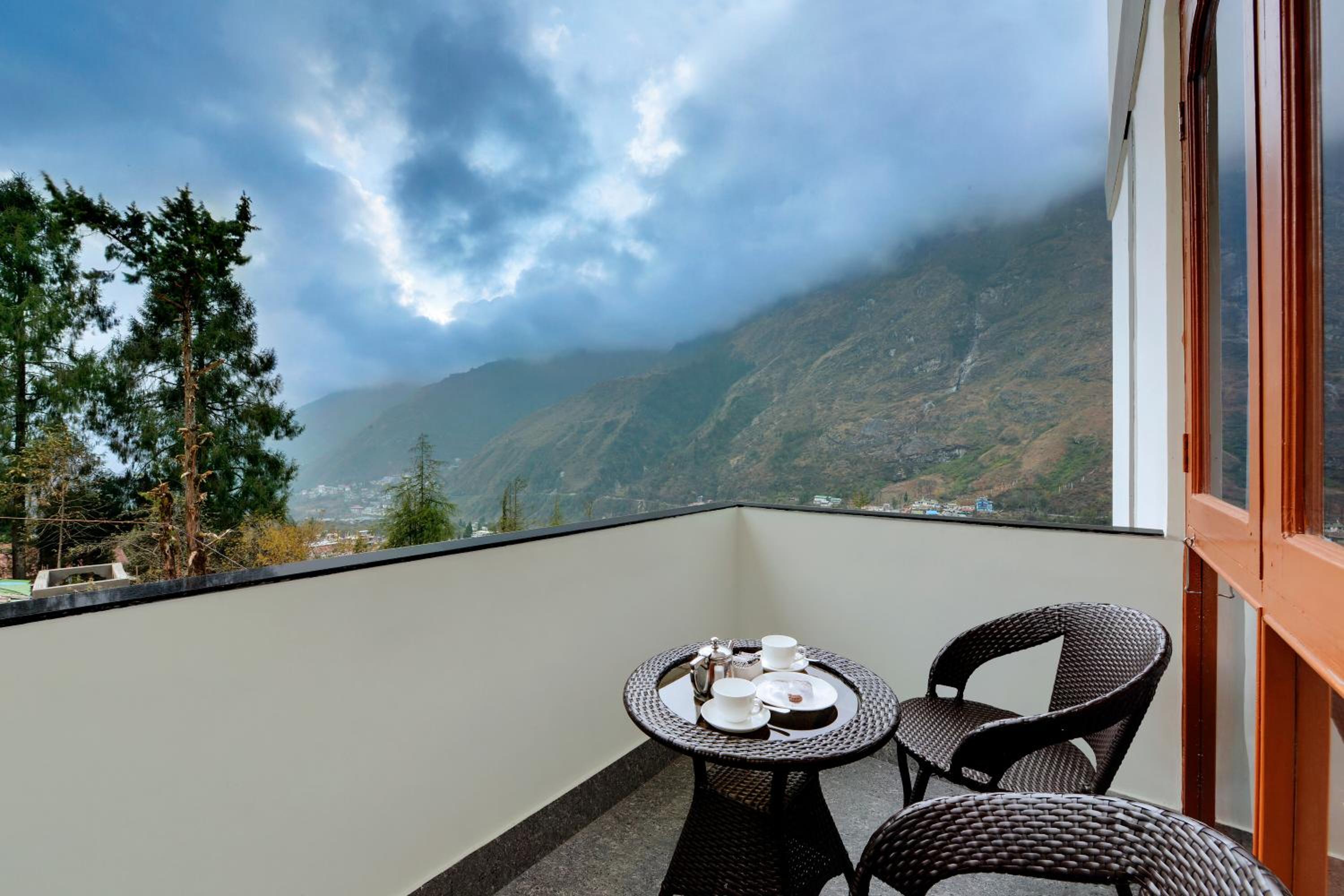 Premium Room with Balcony - Photo 3