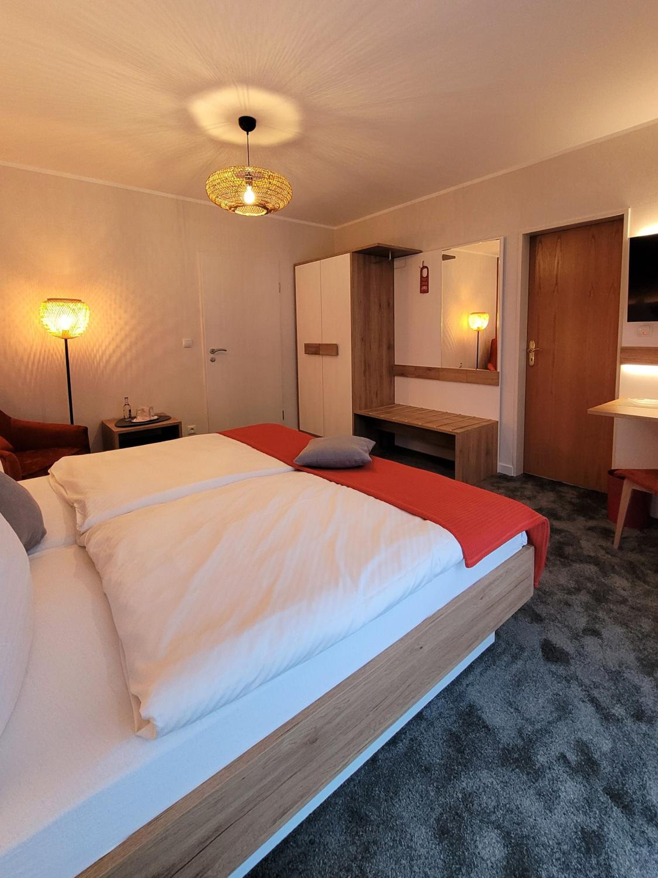 Double Room with Balcony - Photo 4