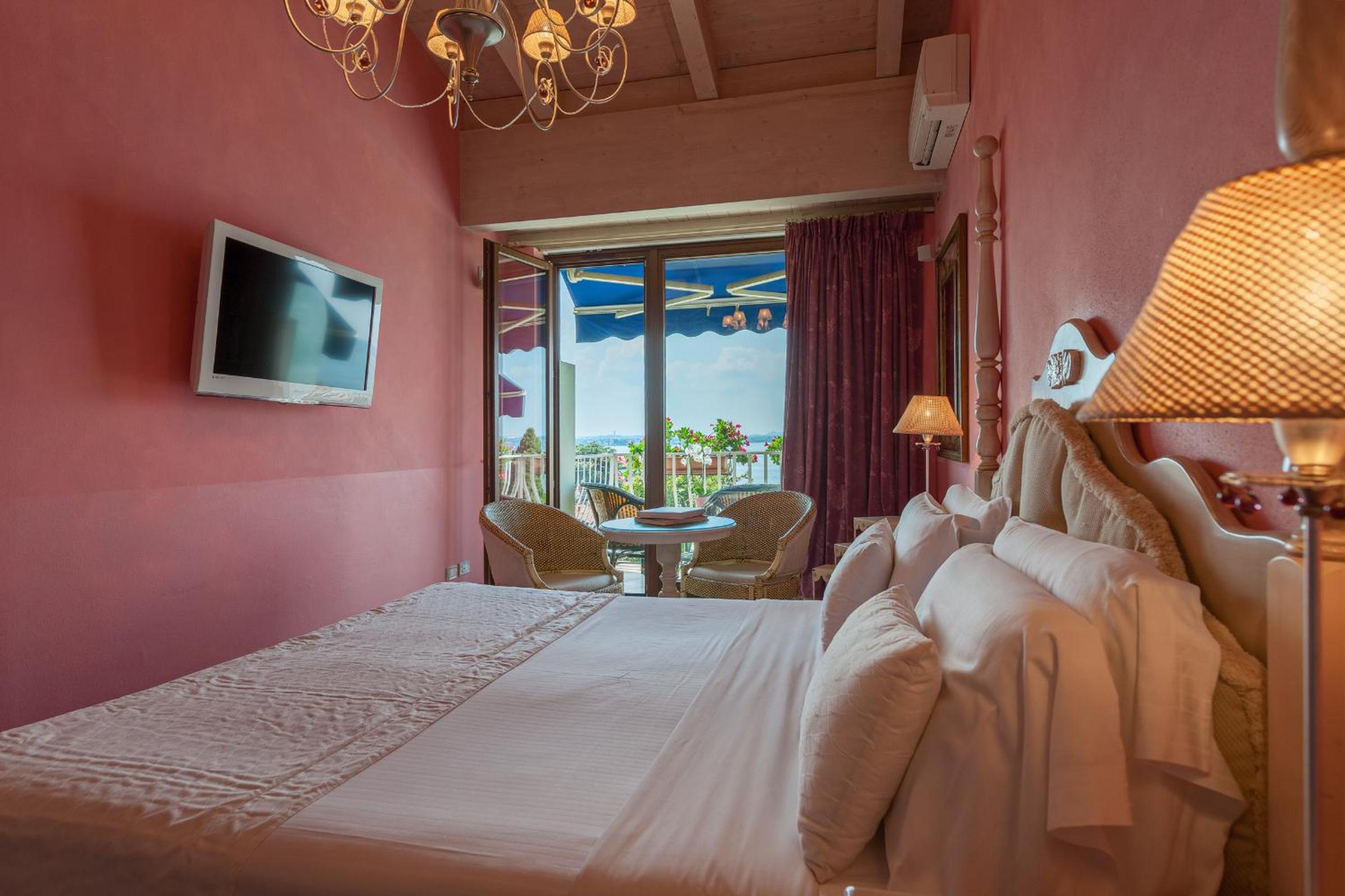 Deluxe Double Room with Lake View - Photo 8