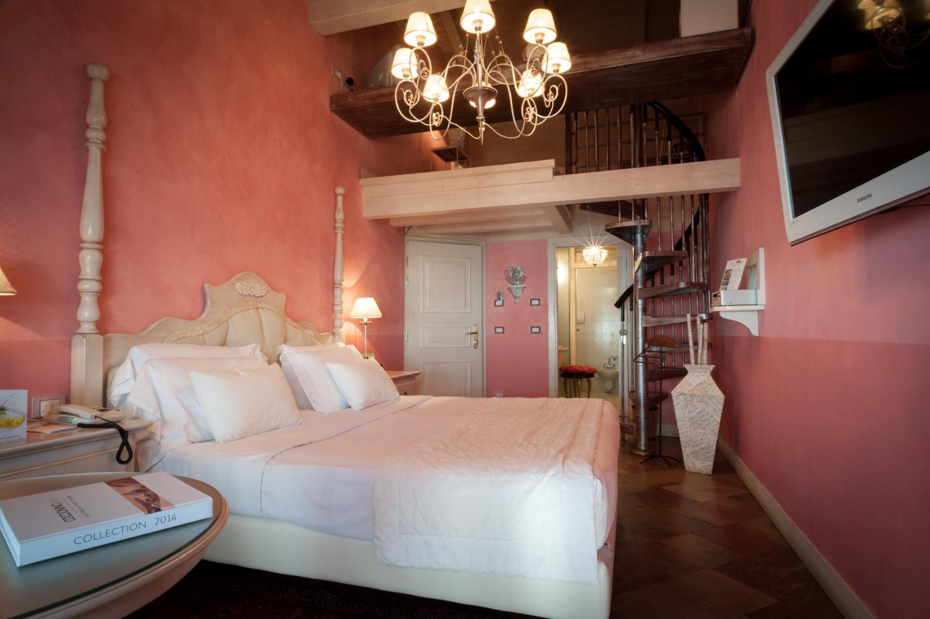 Deluxe Double Room with Lake View - Photo 13