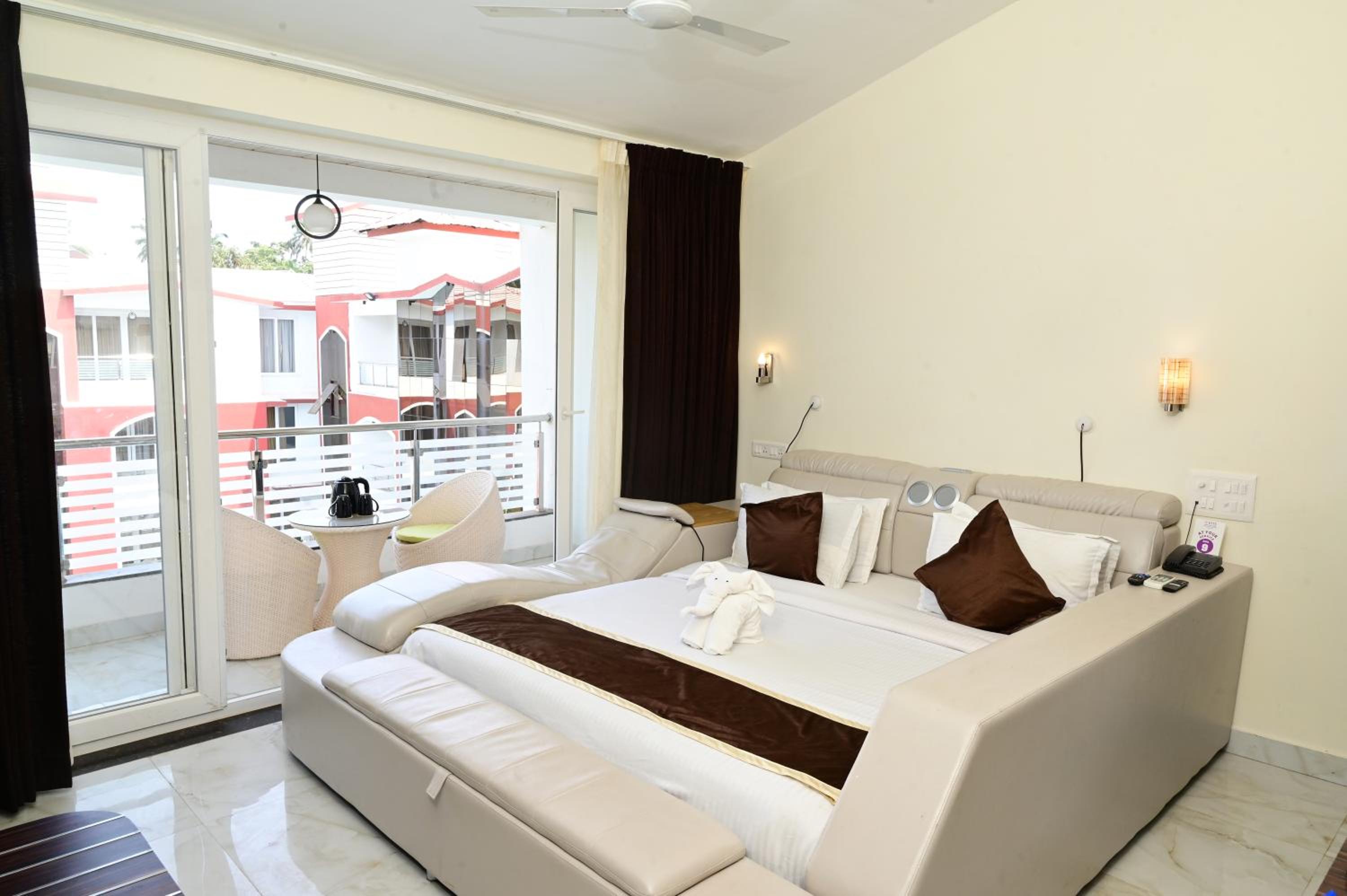 Suite - Photo 11
