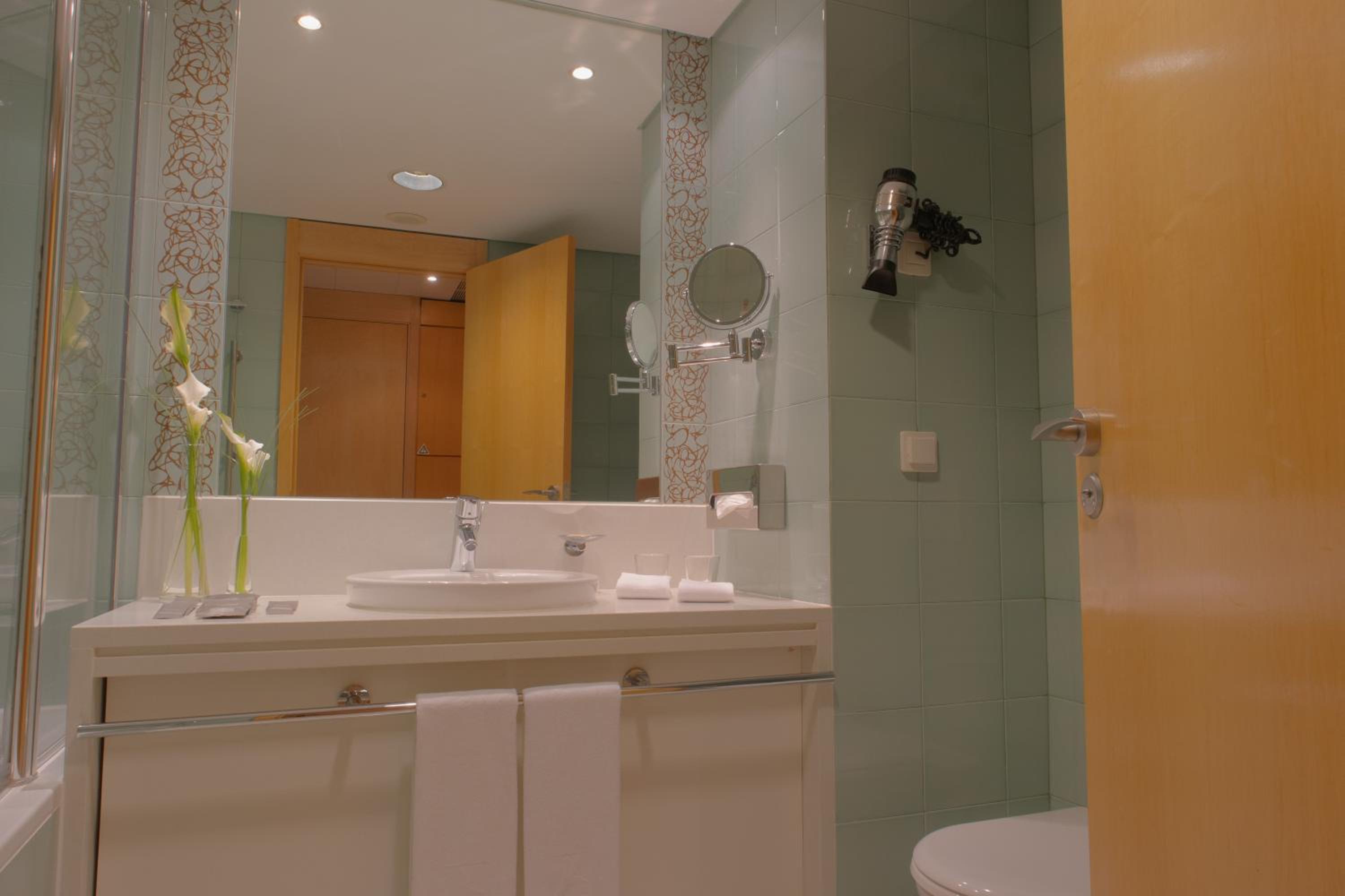 Double or Twin Room with Extra Bed - Photo 6