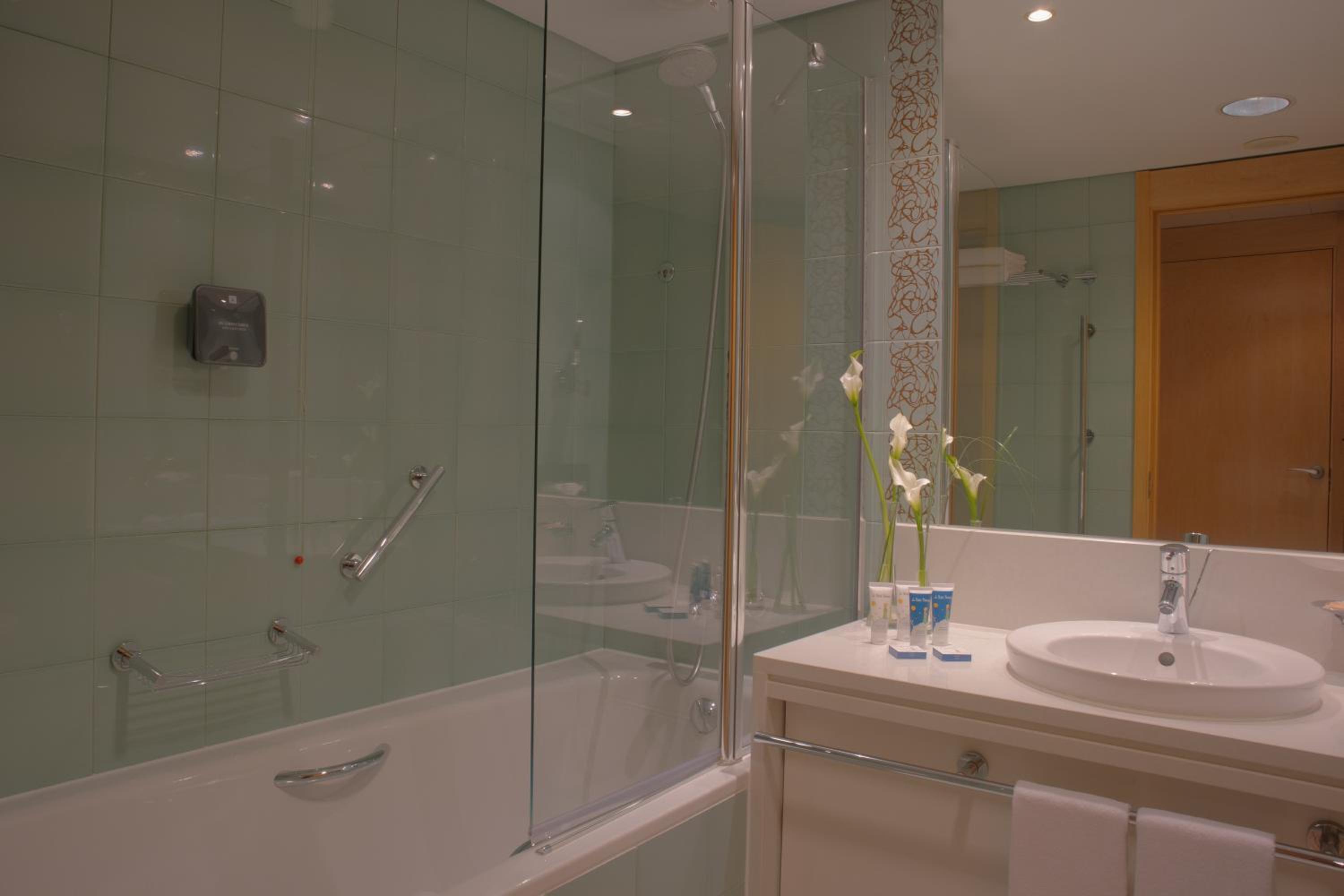 Double or Twin Room with Extra Bed - Photo 2