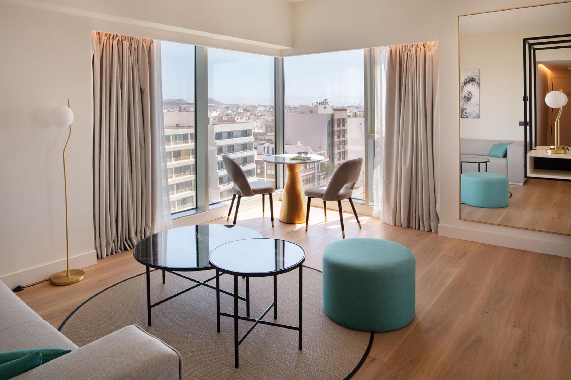 Suite with City View - Photo 3