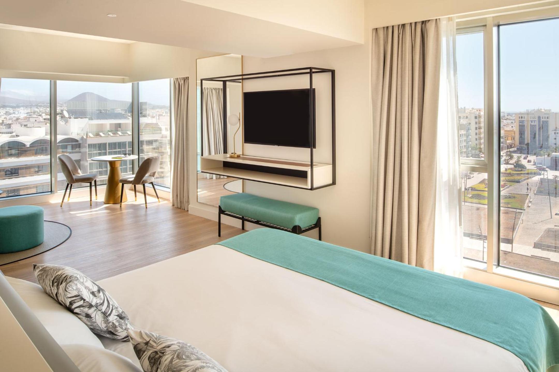 Suite with City View - Photo 4
