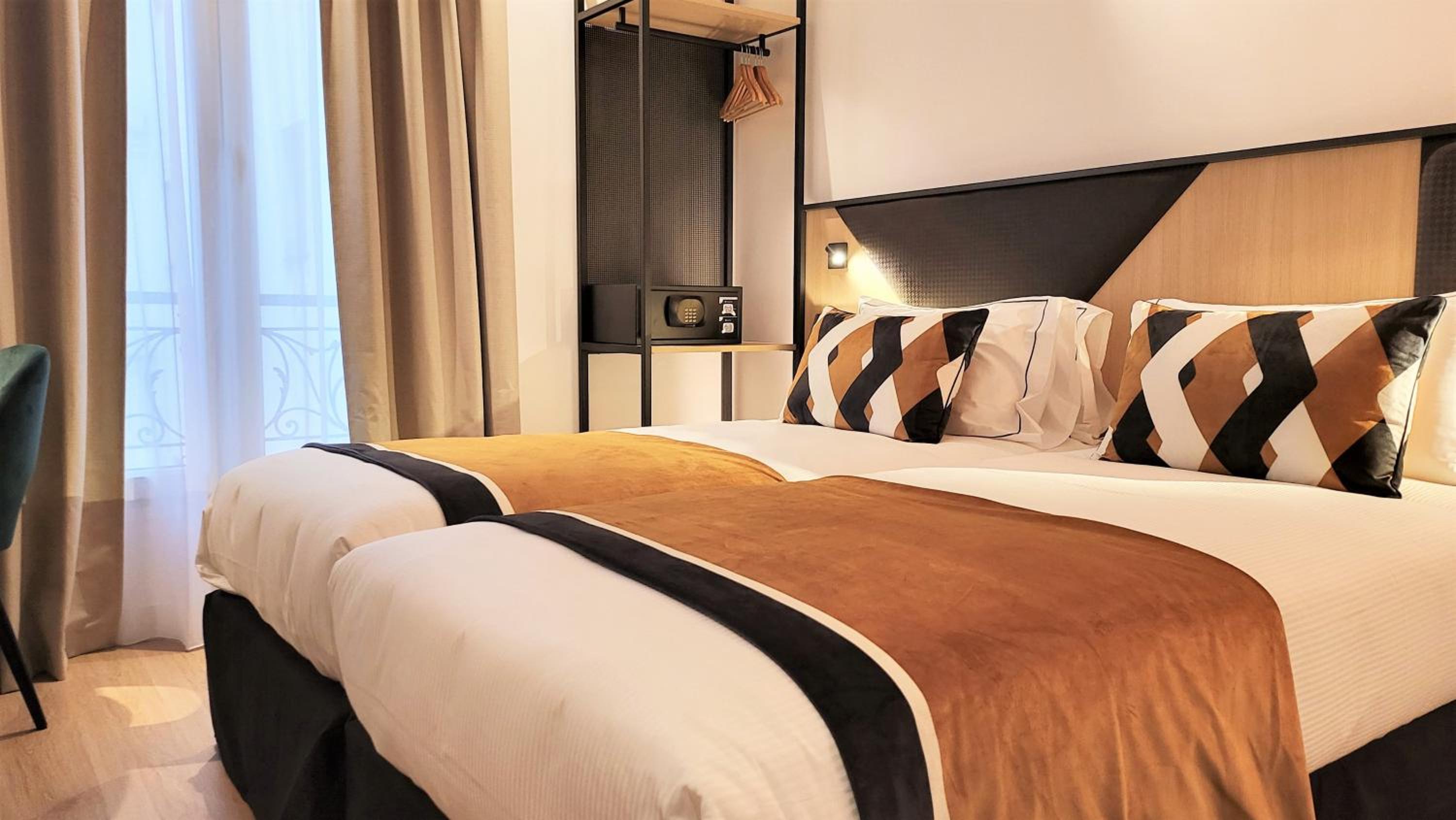 Superior Twin Room thumbnail 5
