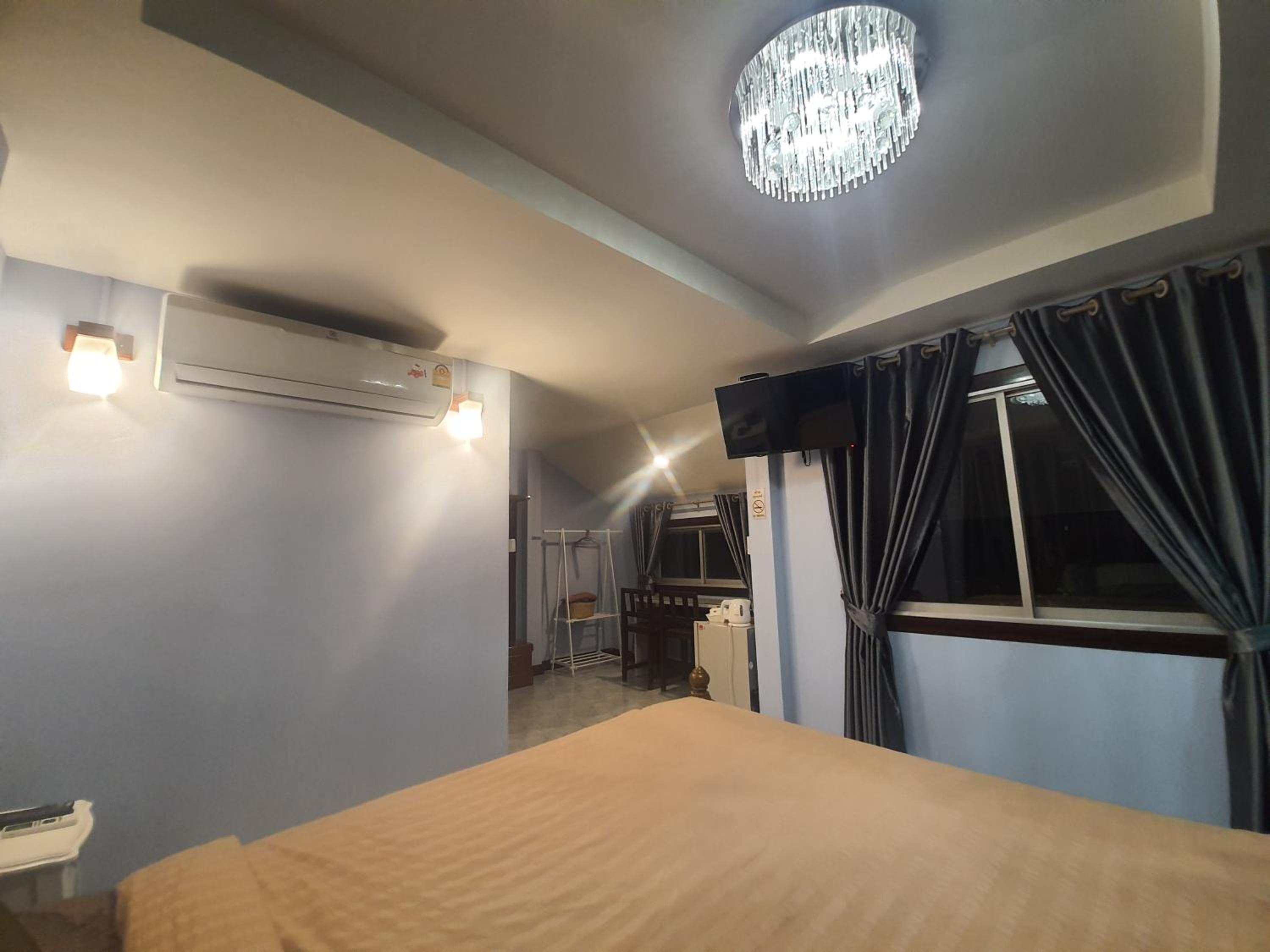 Double Room with Balcony - Photo 11