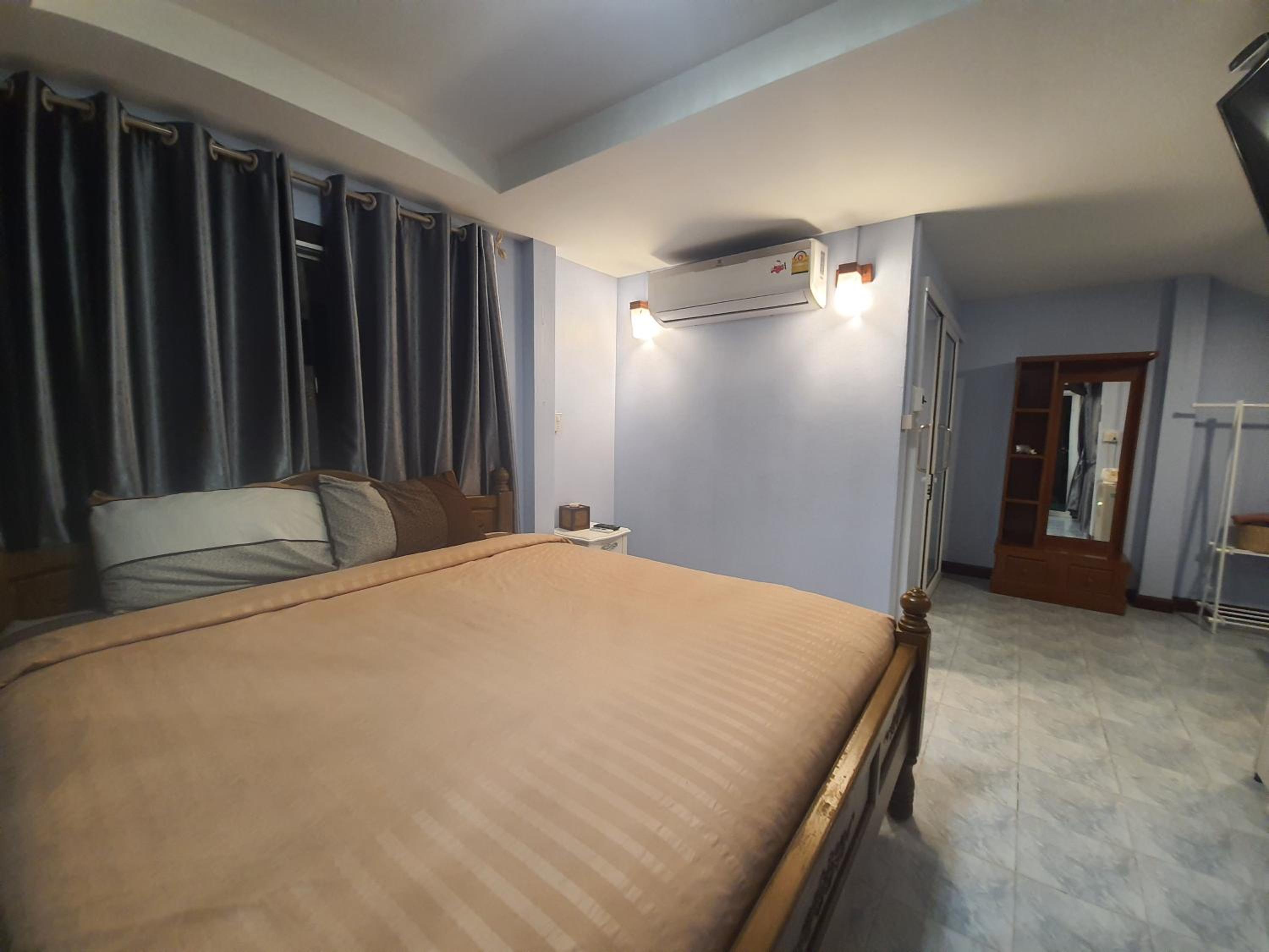 Double Room with Balcony - Photo 10