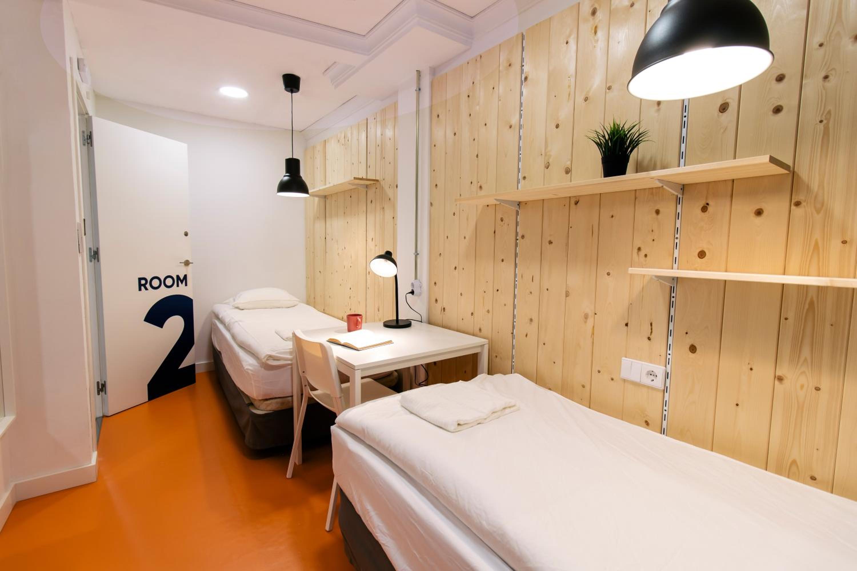 Habitación Estándar con Dos Camas y Baño Compartido