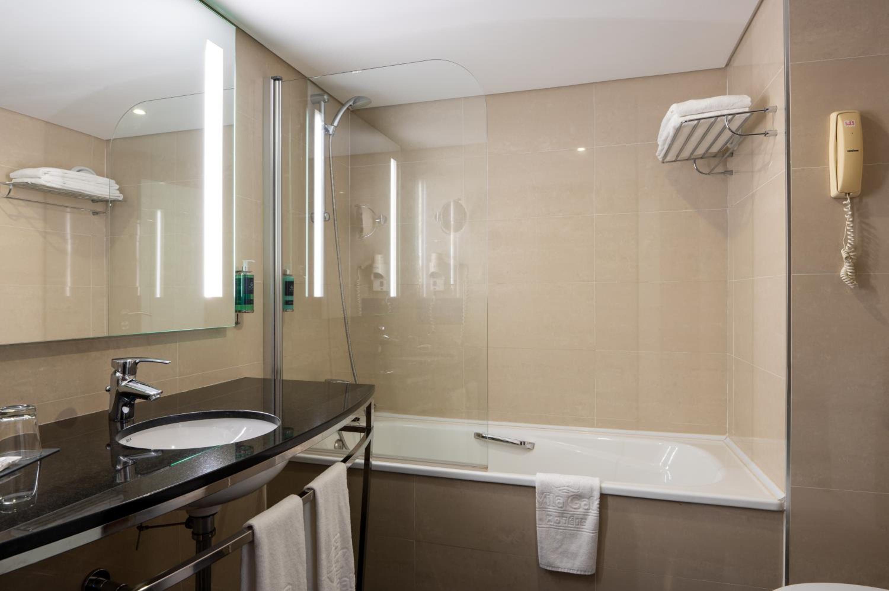 Junior Suite with Sea View and Balcony (3 Adults) - Photo 3