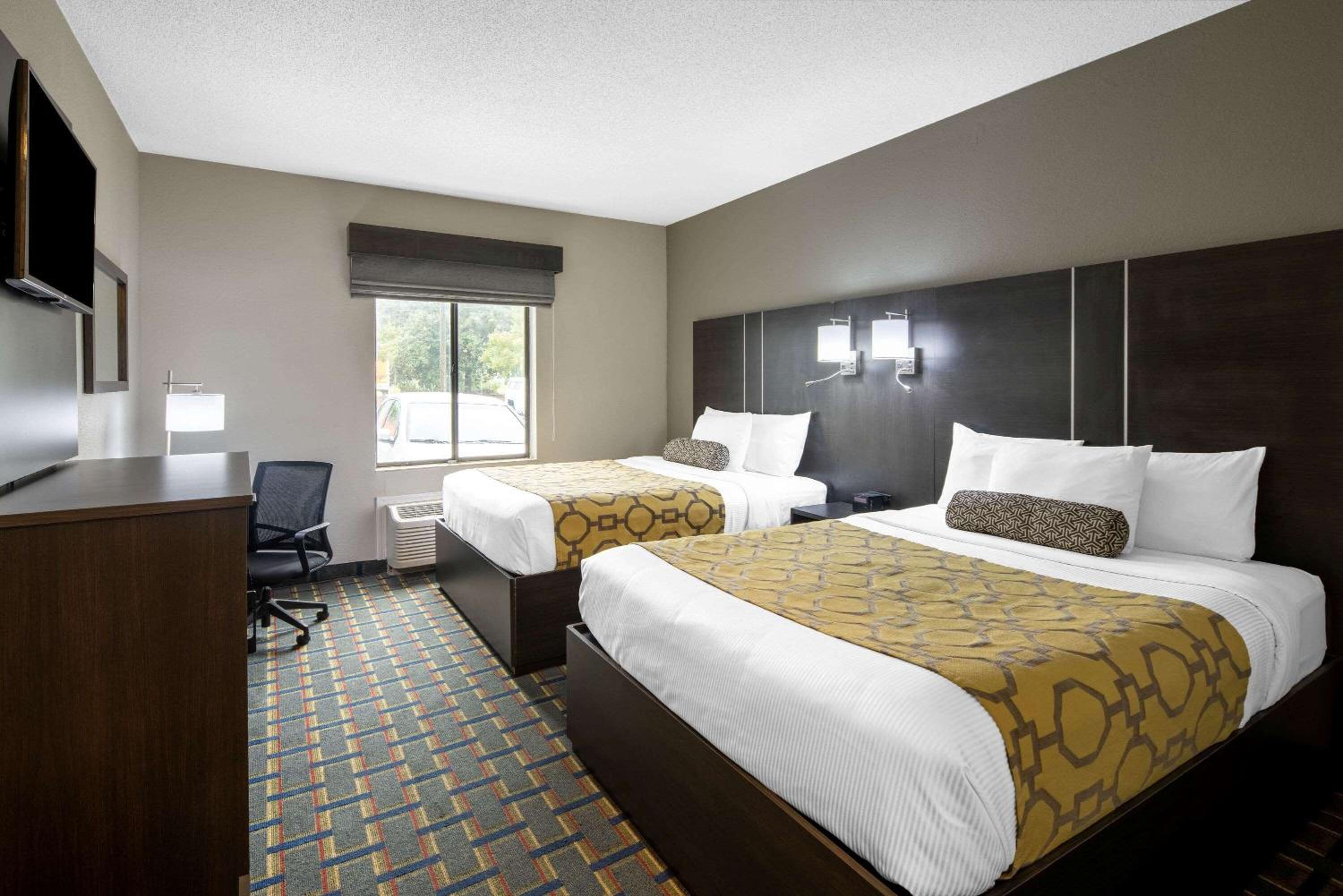 Queen Room with Two Queen Beds - Non-Smoking - Photo 1