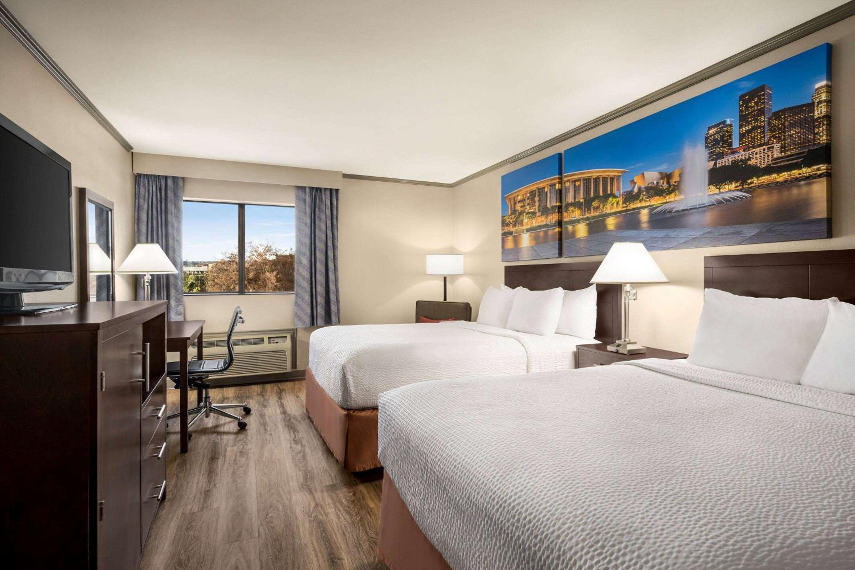 Queen Room with Two Queen Beds - Mobility Access/Non-Smoking photo 2