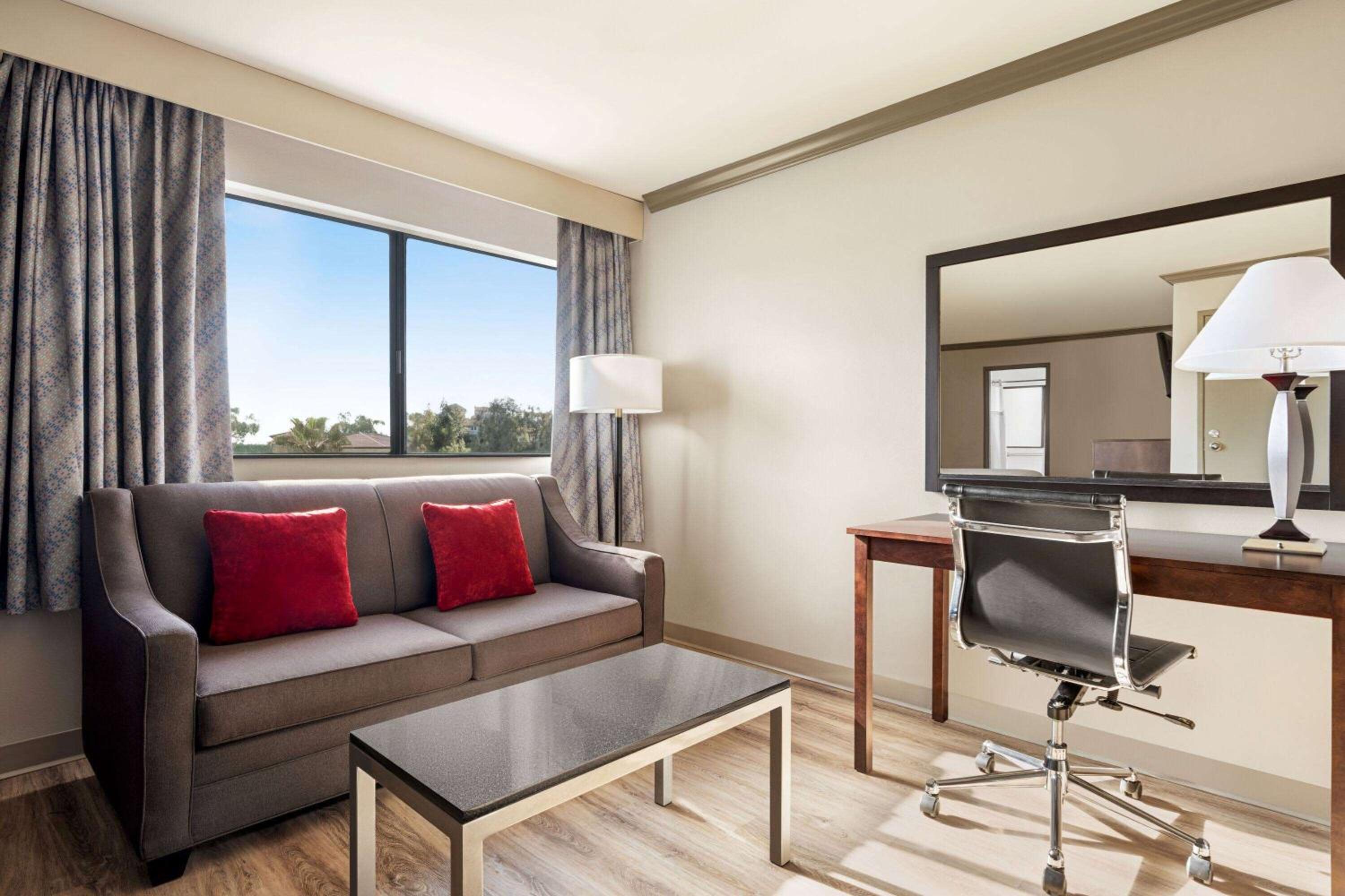 One-Bedroom King Suite - Non-Smoking