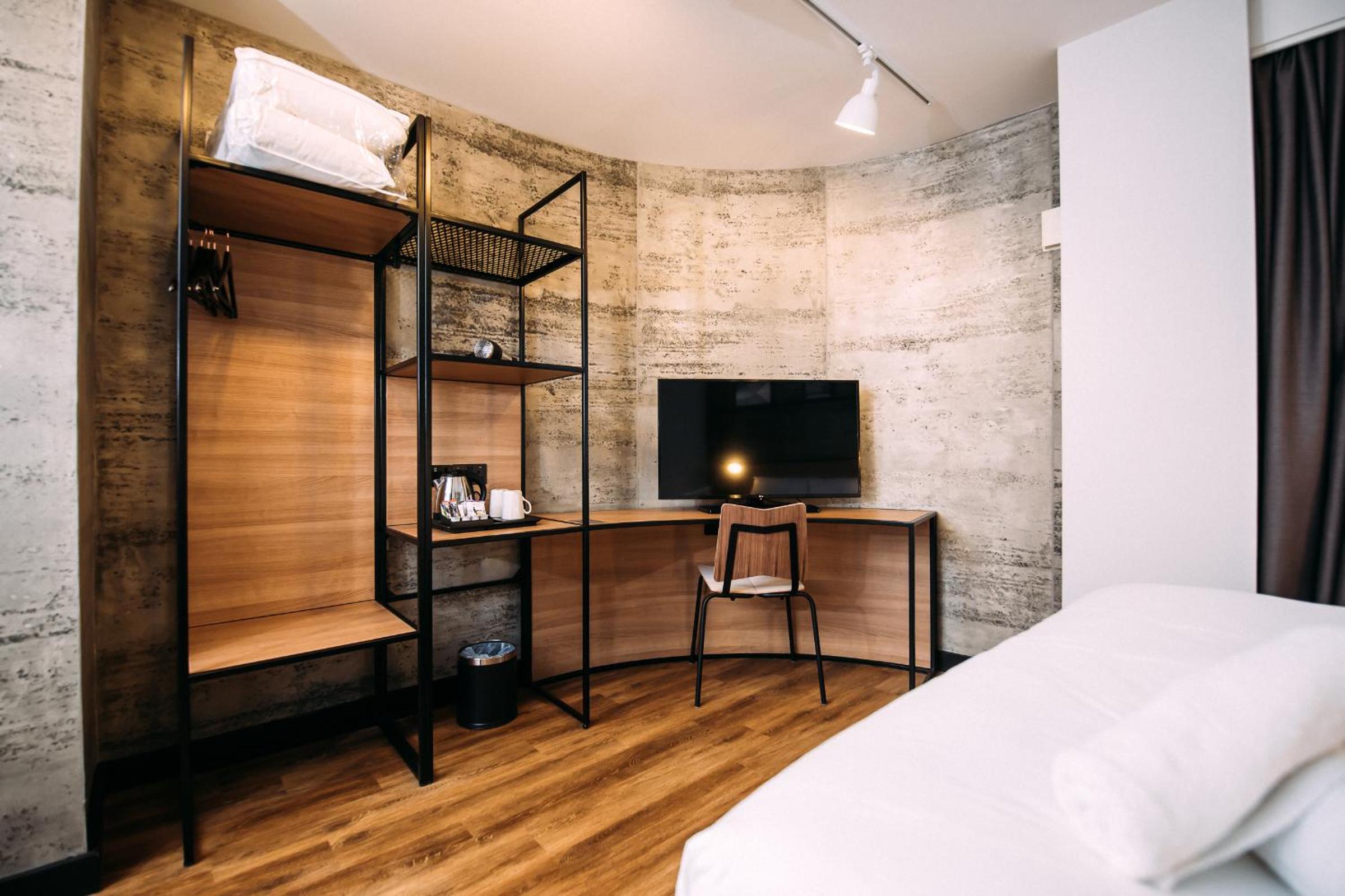 Standard Double Room - Photo 11