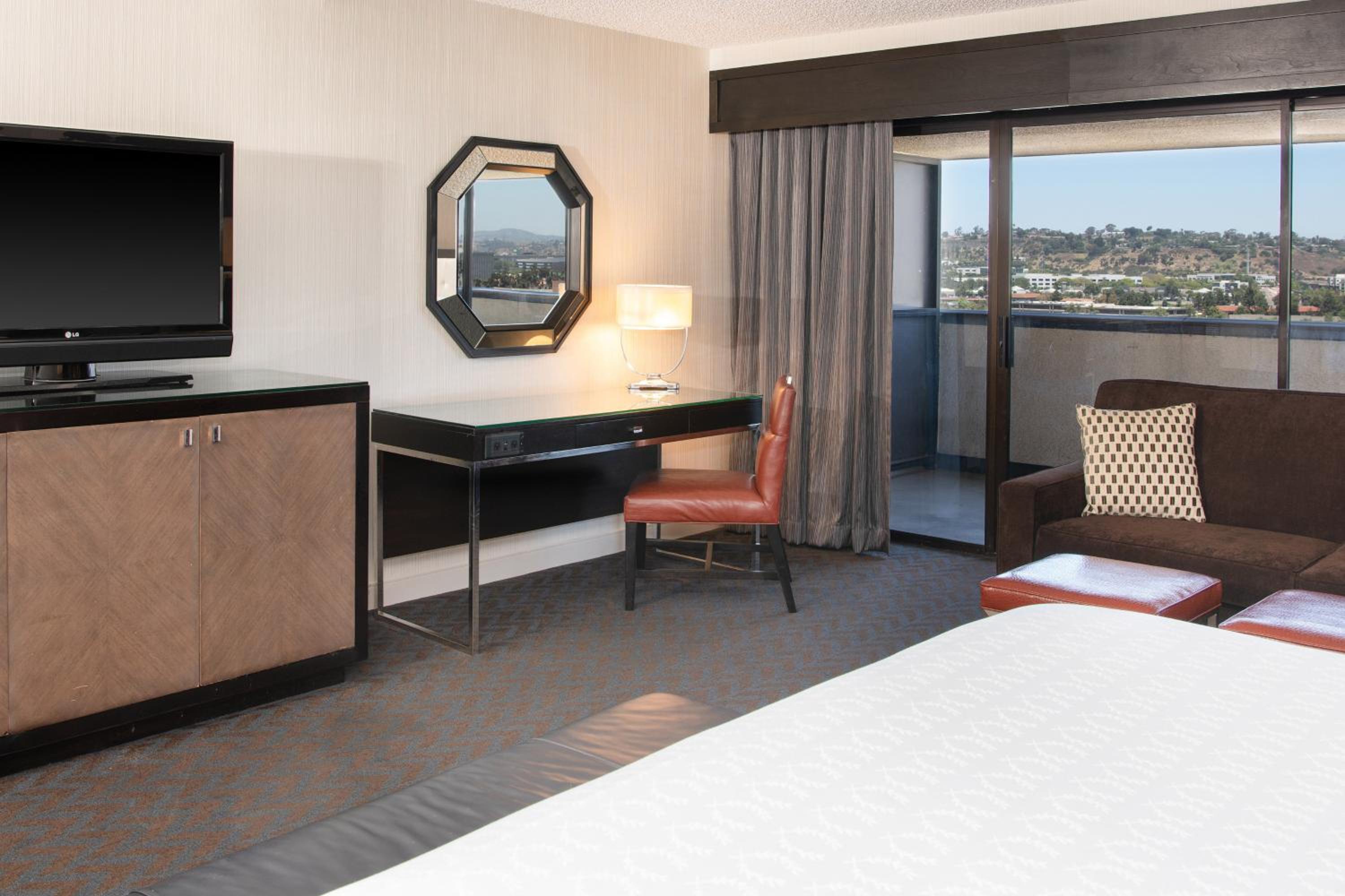 Deluxe, Larger Guest room, 1 King, Sofa bed, City view - Photo 4