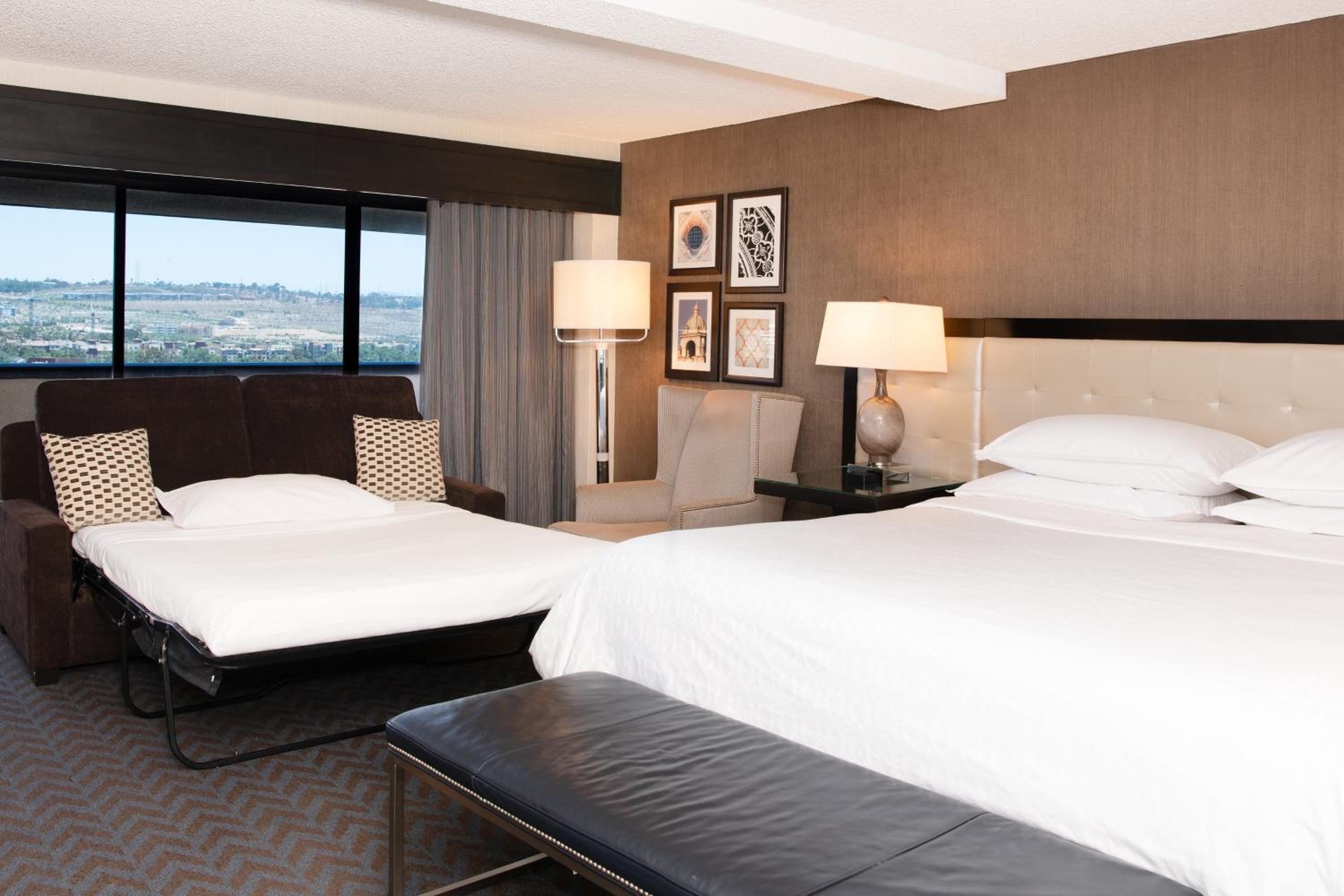 Deluxe, Larger Guest room, 1 King, Sofa bed, City view - Photo 5