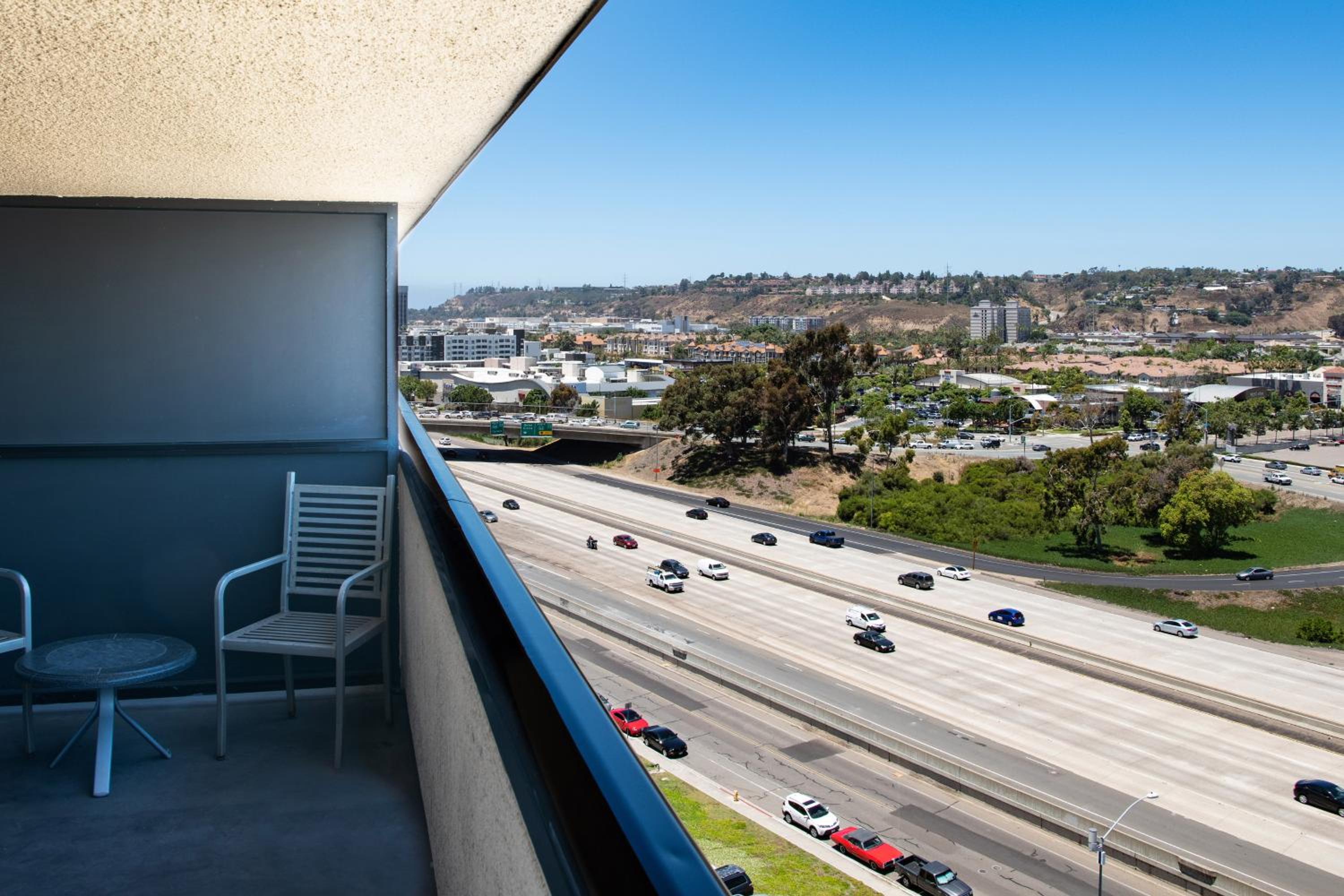 Deluxe, Larger Guest room, 1 King, Sofa bed, City view - Photo 3