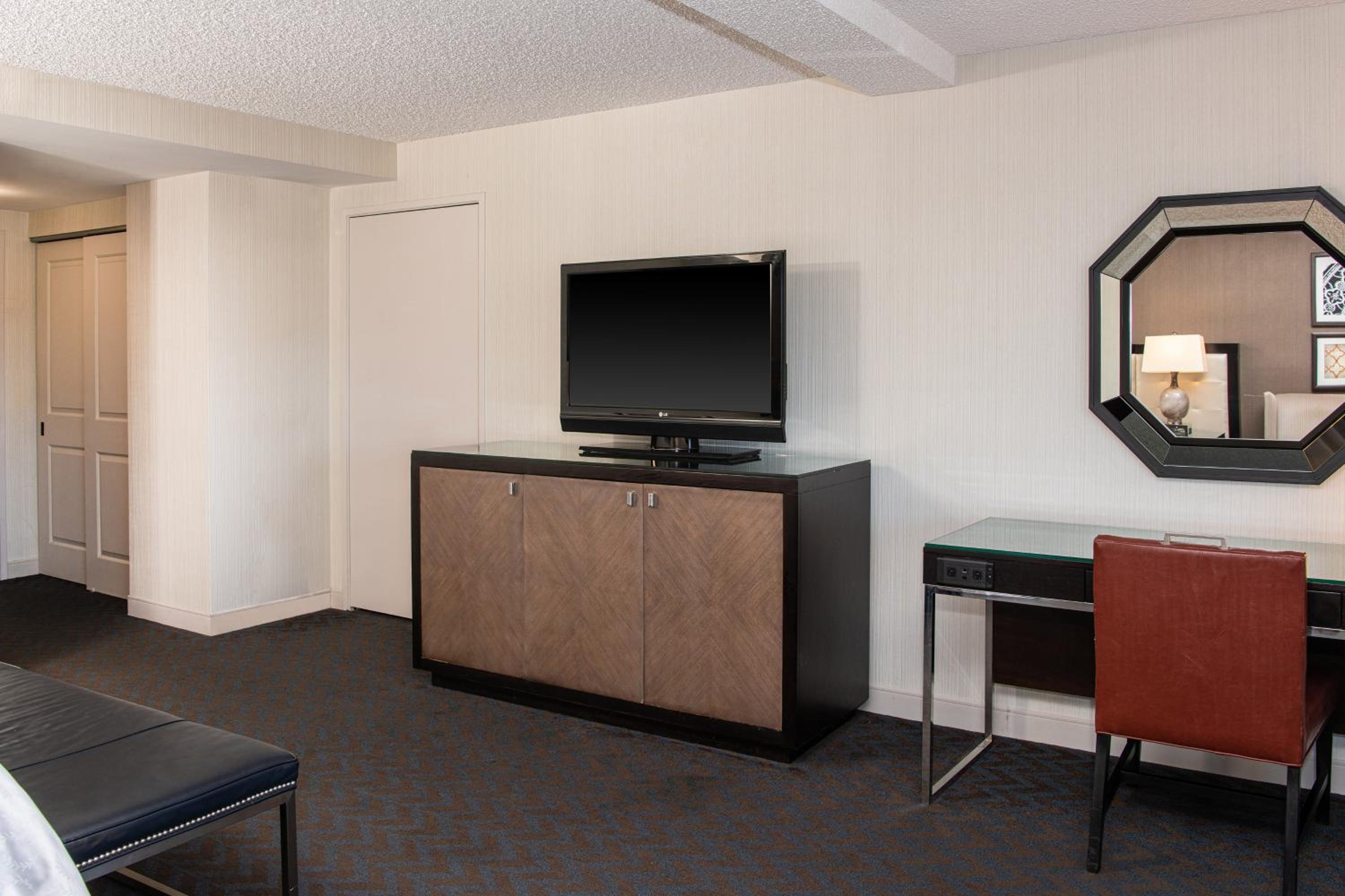 Deluxe, Larger Guest room, 1 King, Sofa bed, City view - Photo 2