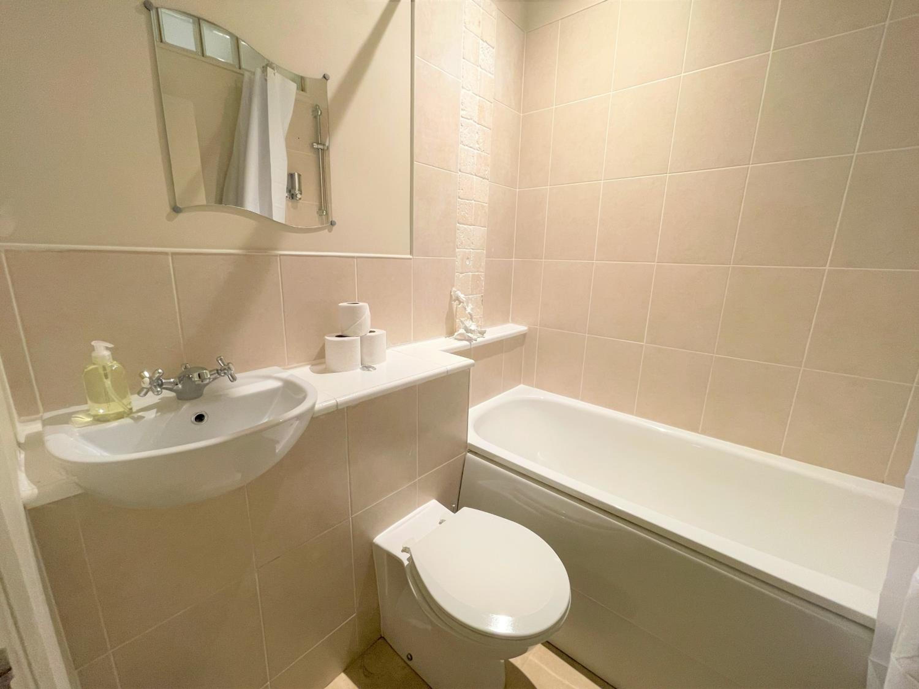 Twin Room with Private Bathroom photo 2