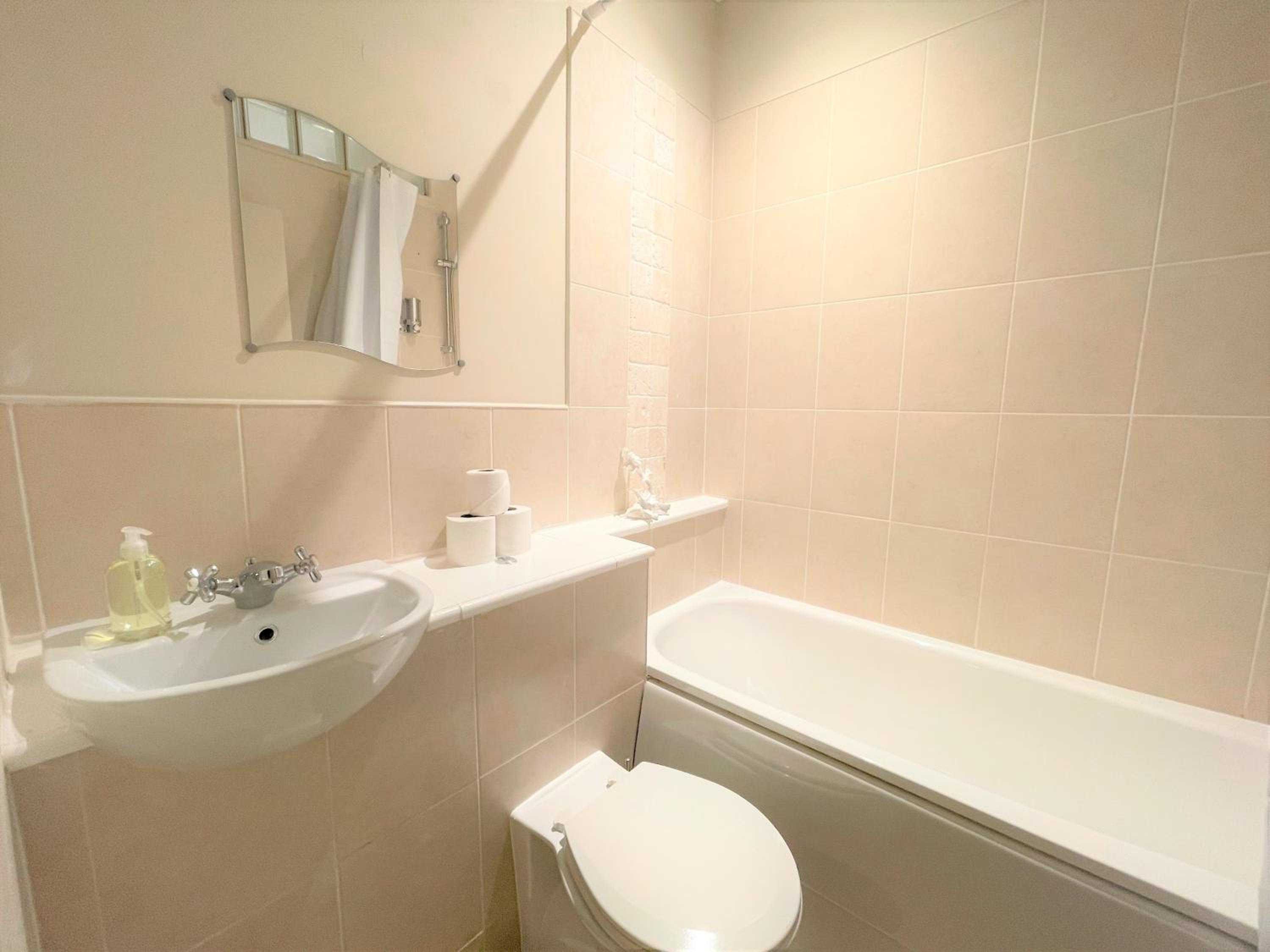 Twin Room with Private Bathroom photo 3