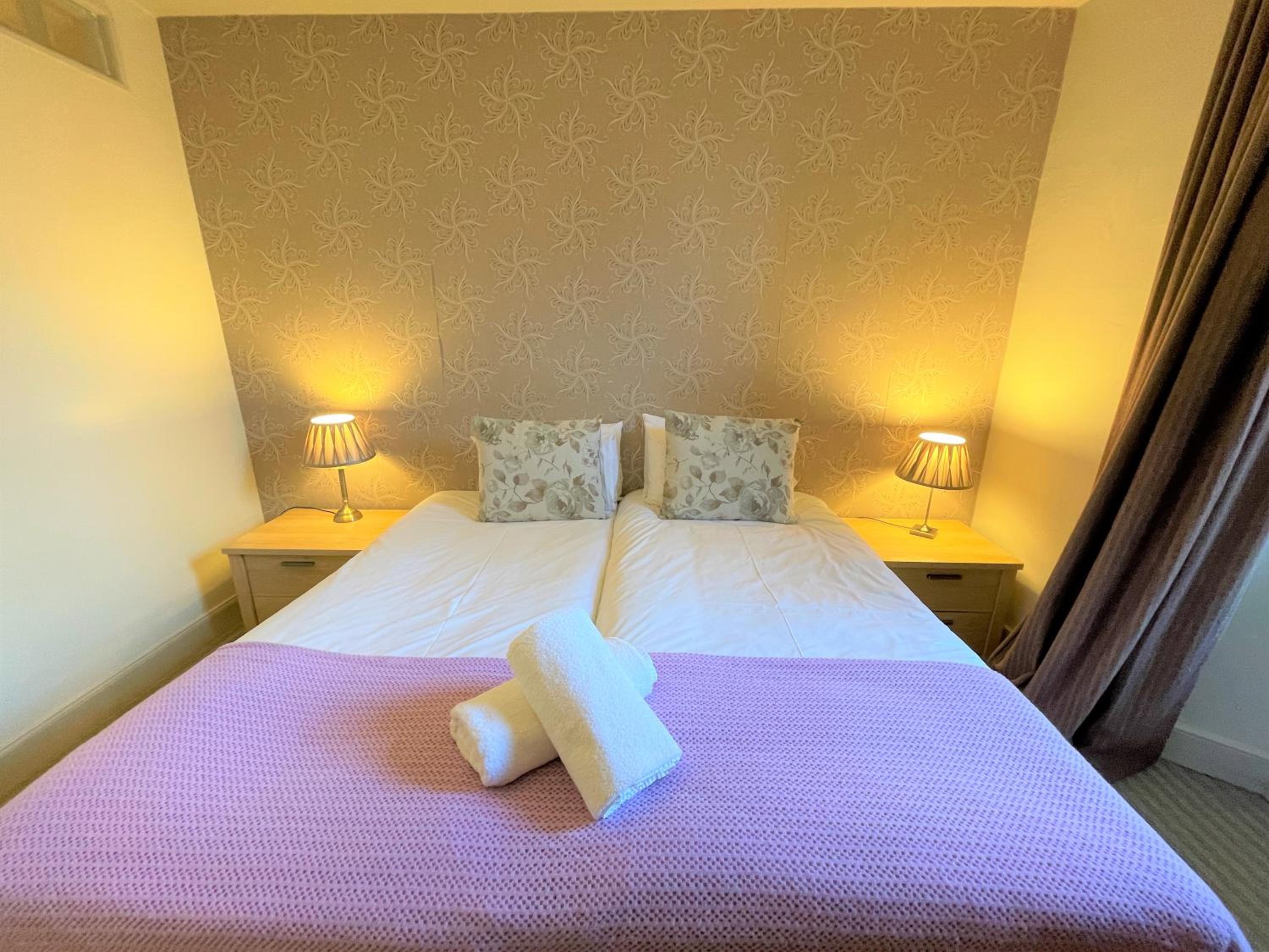 Twin Room with Private Bathroom photo 1