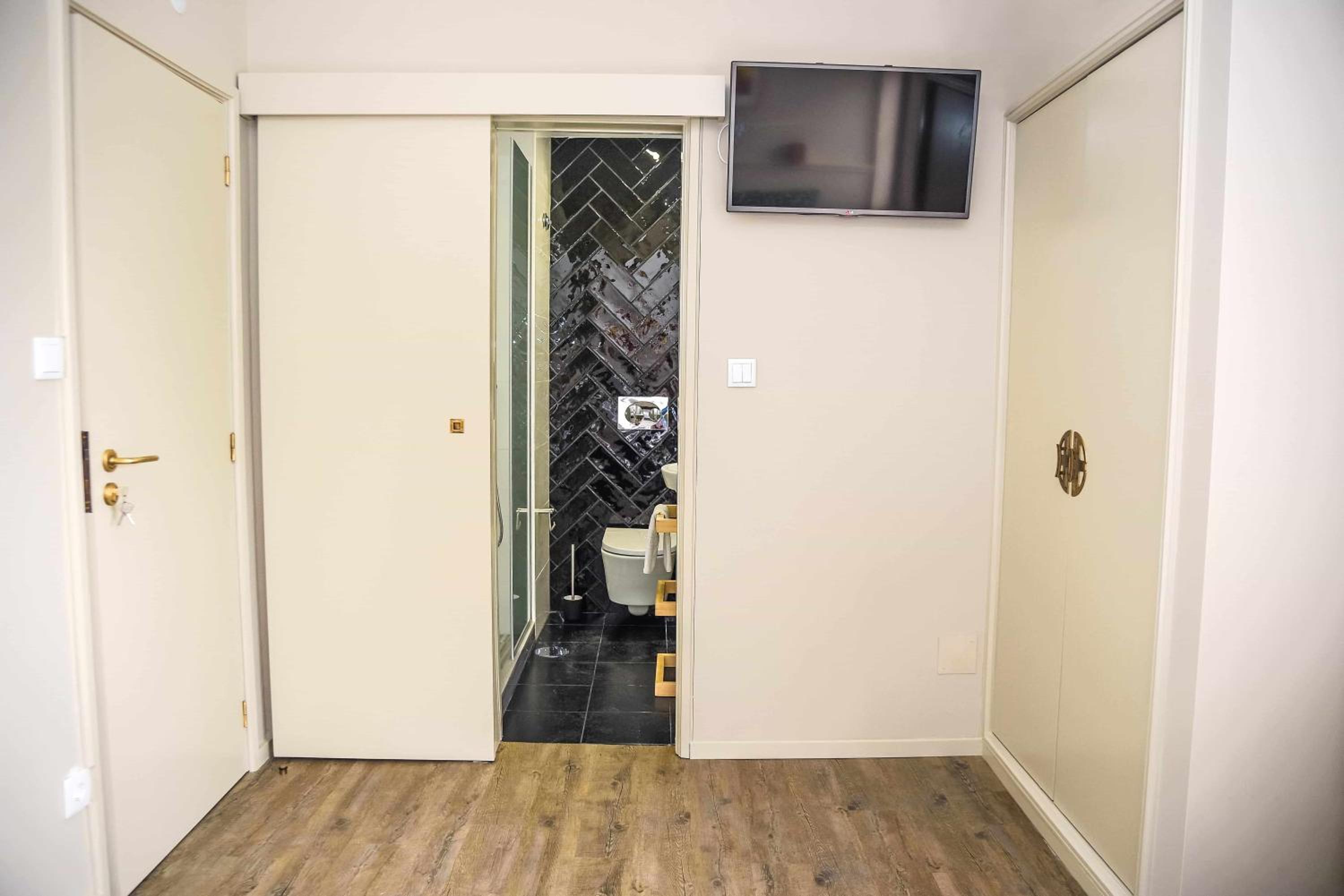 Twin Room - Photo 2