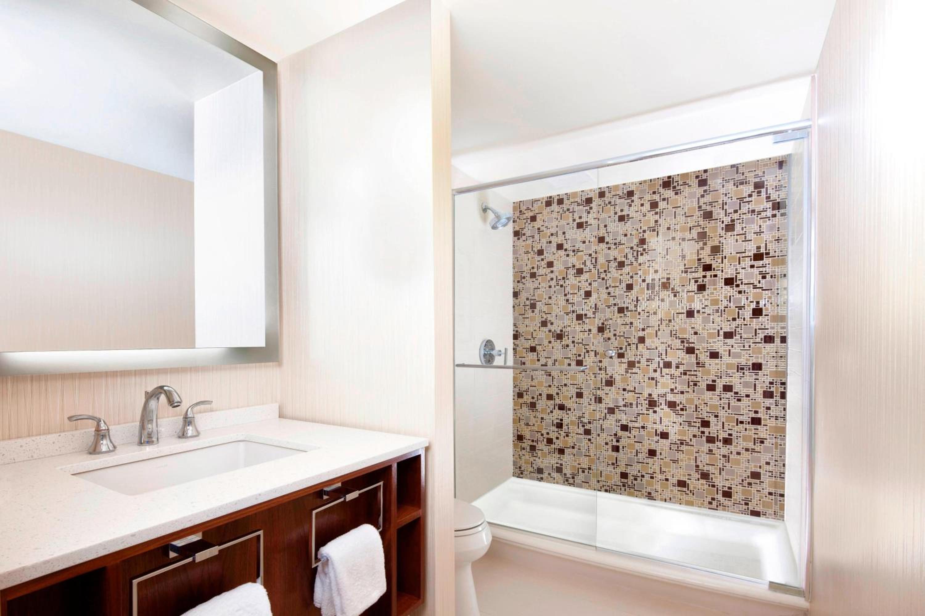 Executive Suite with Lake View - Photo 3
