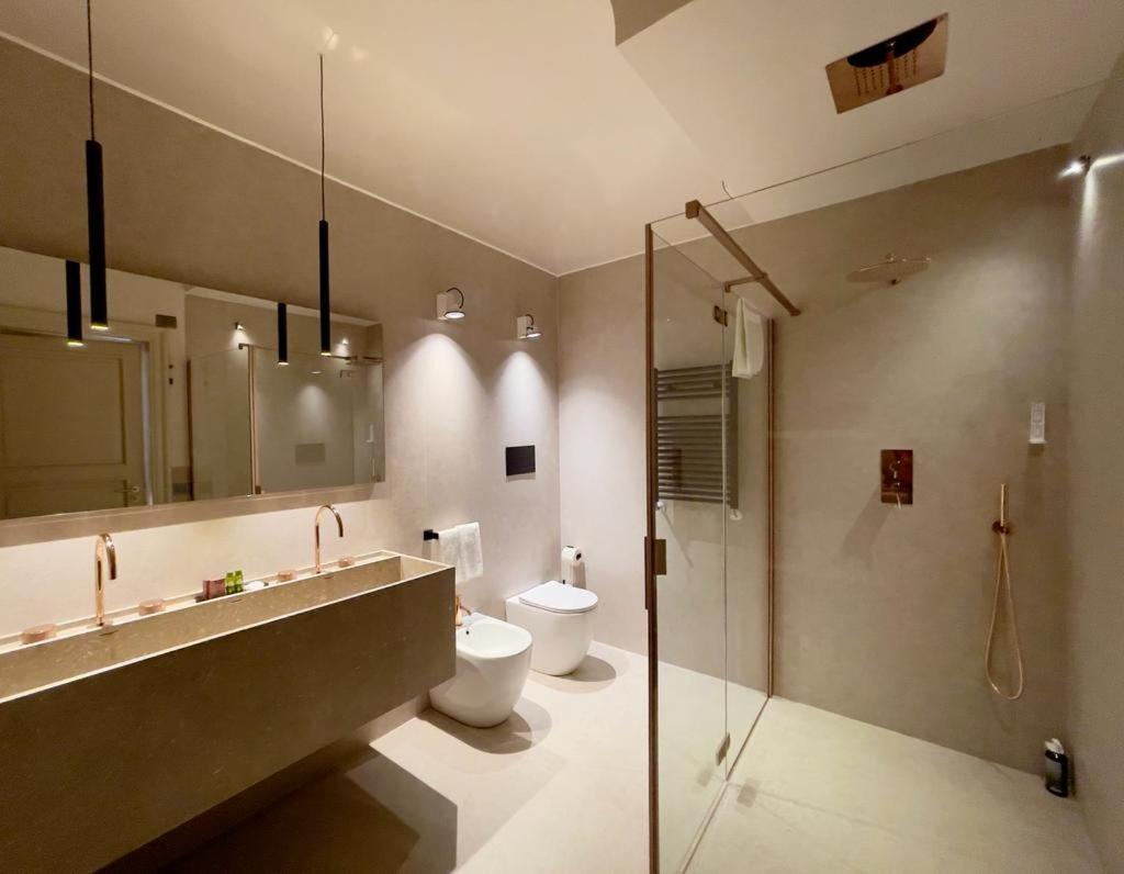 Deluxe Suite with Jacuzzi - Photo 11