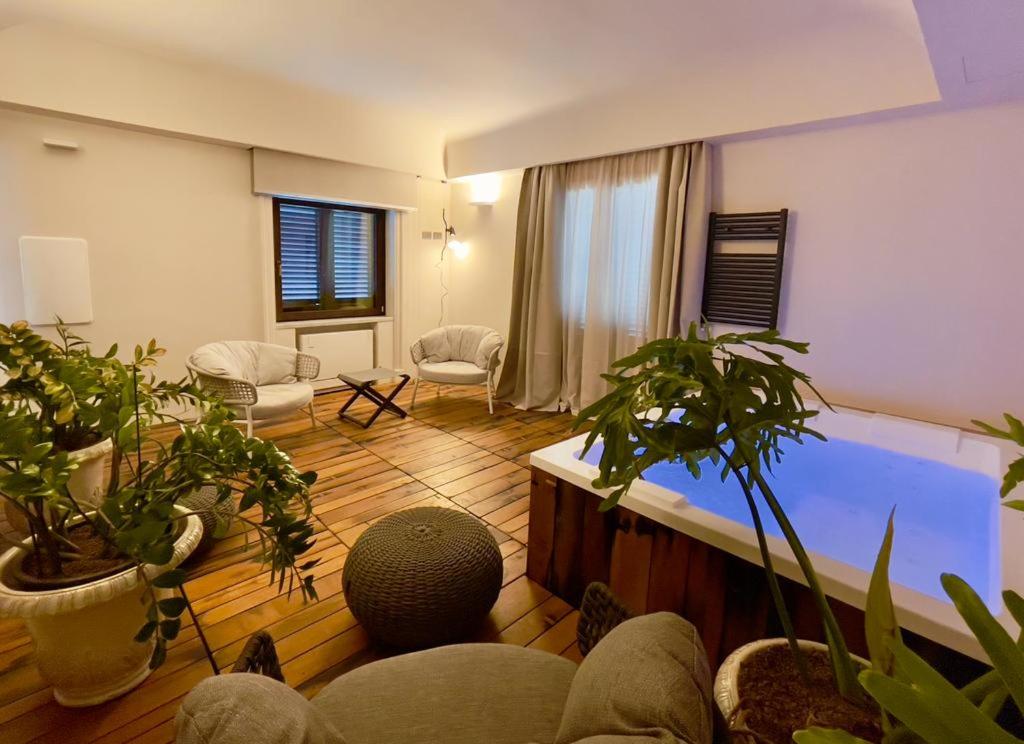 Deluxe Suite with Jacuzzi - Photo 1