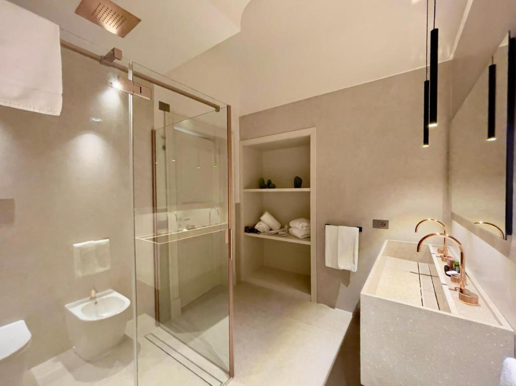 Deluxe Suite with Jacuzzi - Photo 10