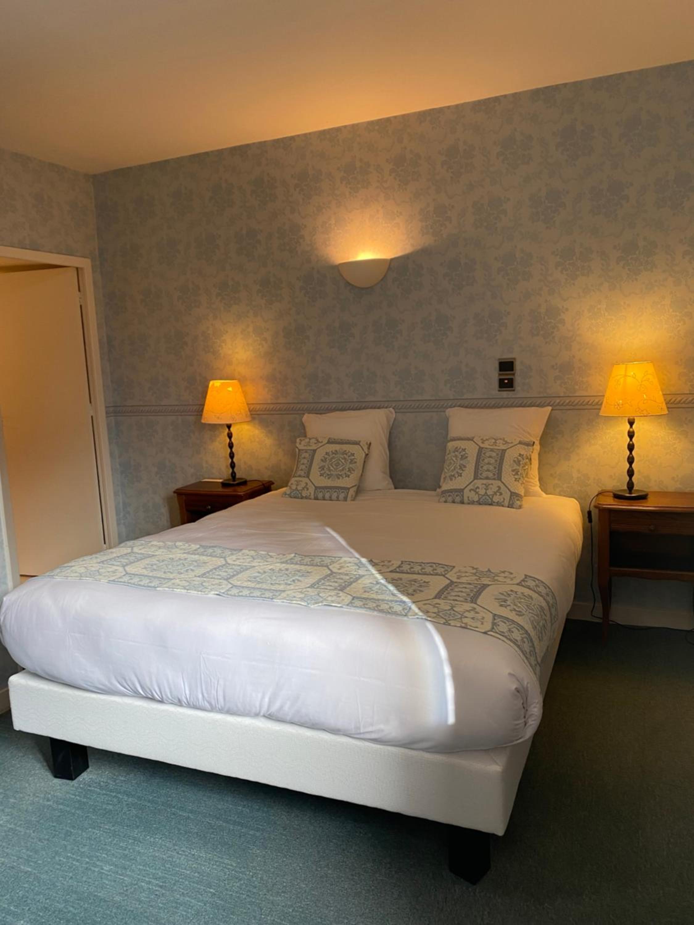 Quadruple Room with Bath - Photo 3