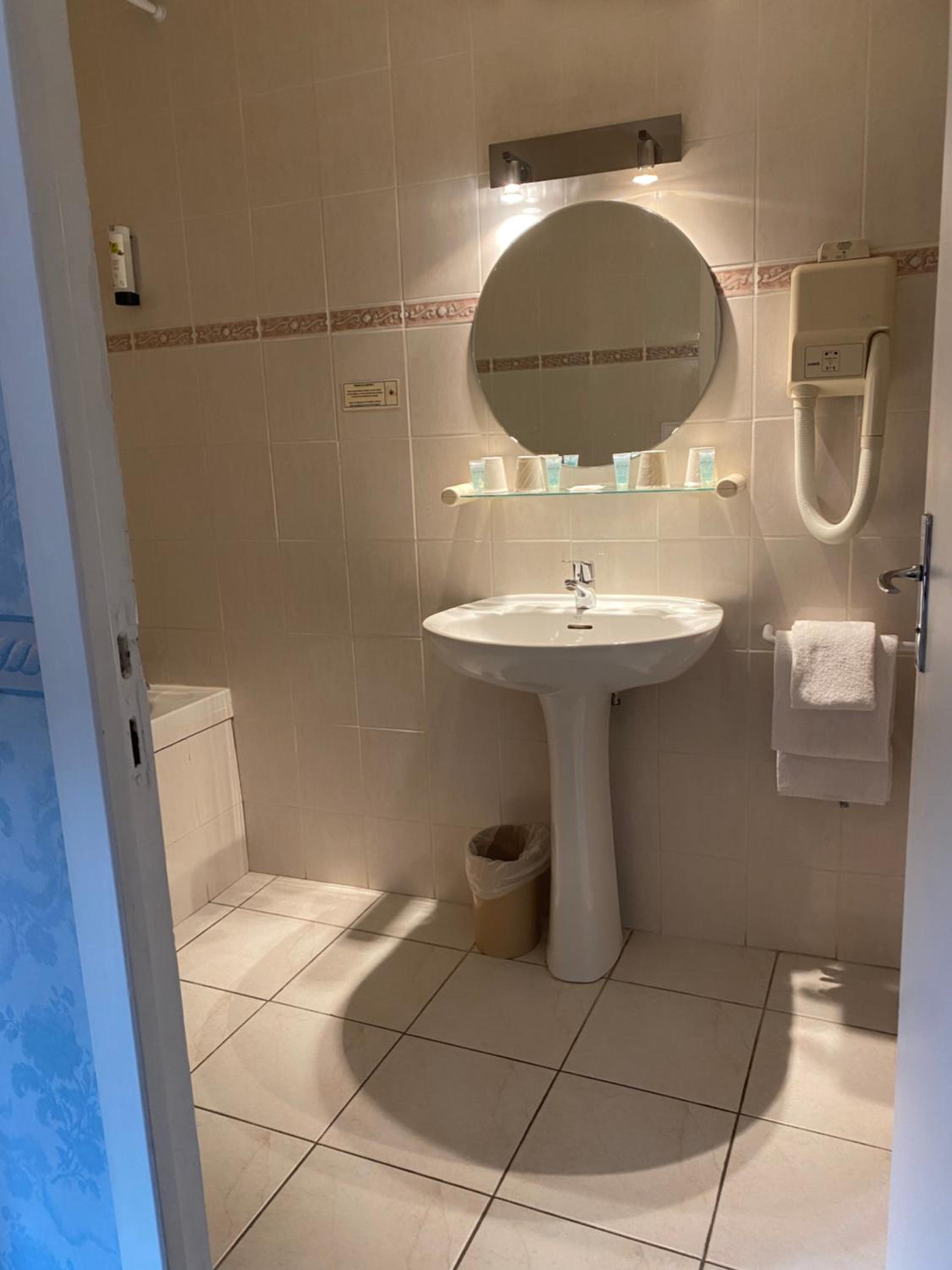 Quadruple Room with Bath - Photo 4
