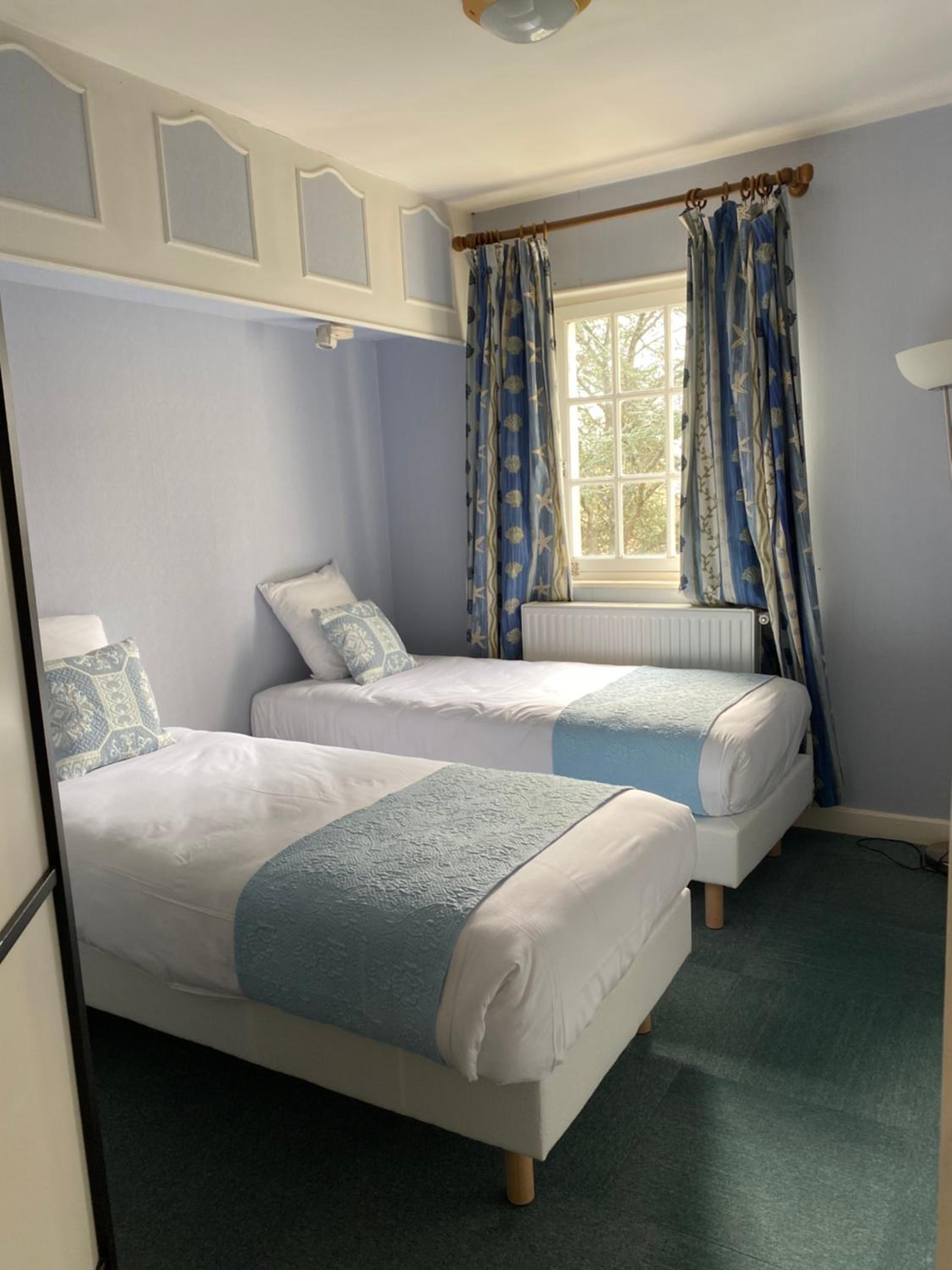 Quadruple Room with Bath - Photo 5
