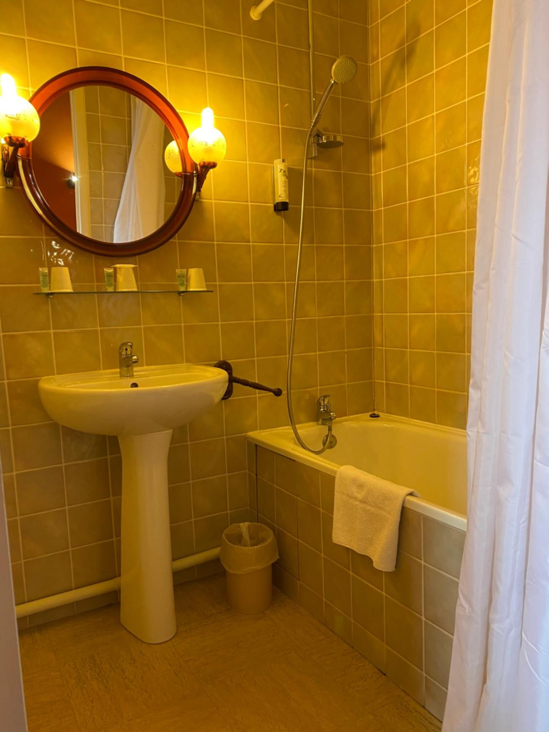 Triple Room with Bath - Photo 2